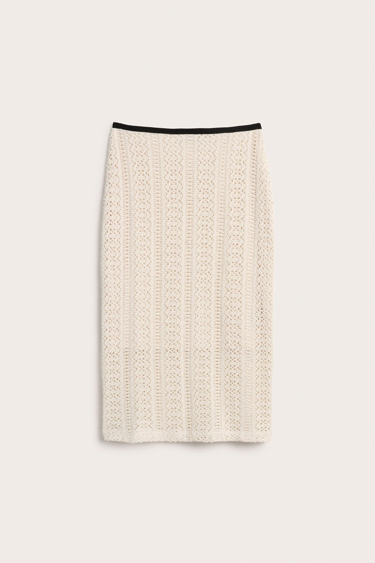 Widok z przodu kremowej szydełkowanej spódnicy ołówkowej z czarną gumką w pasie i podszewką.