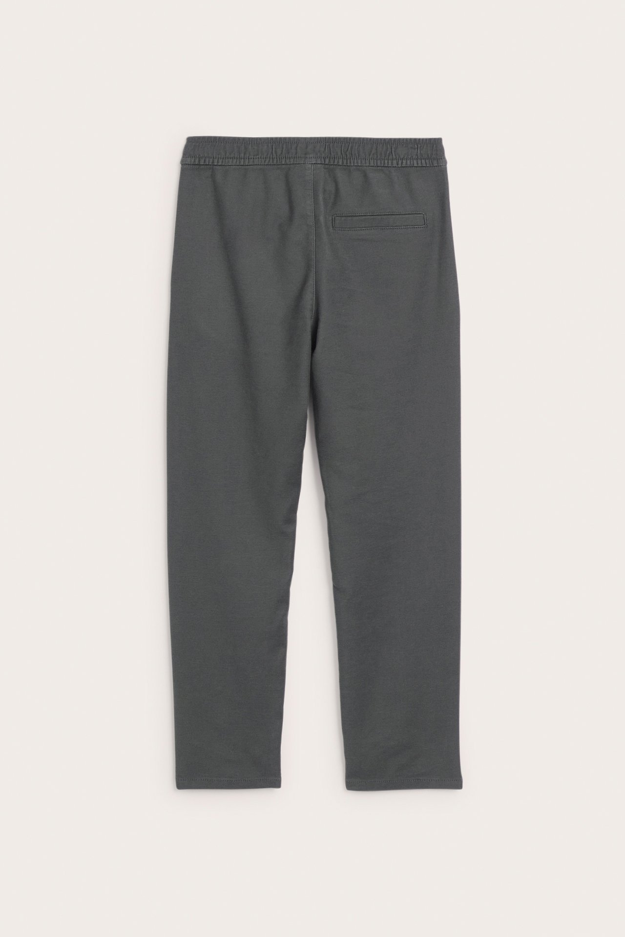 Bakifrån av mörkgrå stretchiga chinosbyxor i bomullsblandning med resår i midjan och en bakficka.