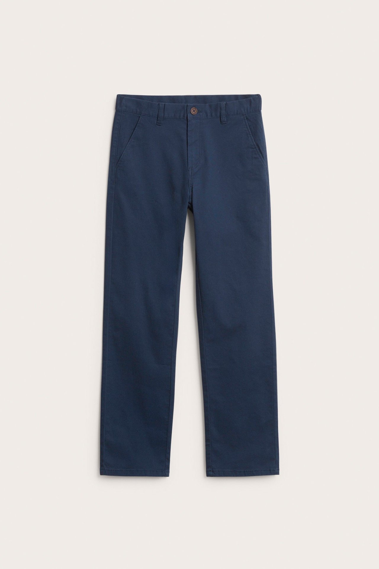 Edestä näkymä lasten tummansinisistä puuvillasekoitechinoista, joissa nappi ja vetoketju.