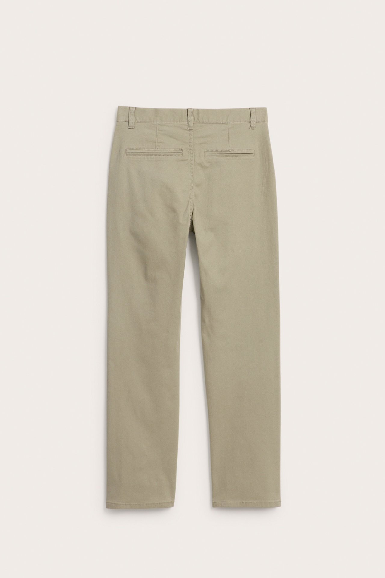 Beige klassiske barnes chinos i stretchig bomull med knapp og glidelås.