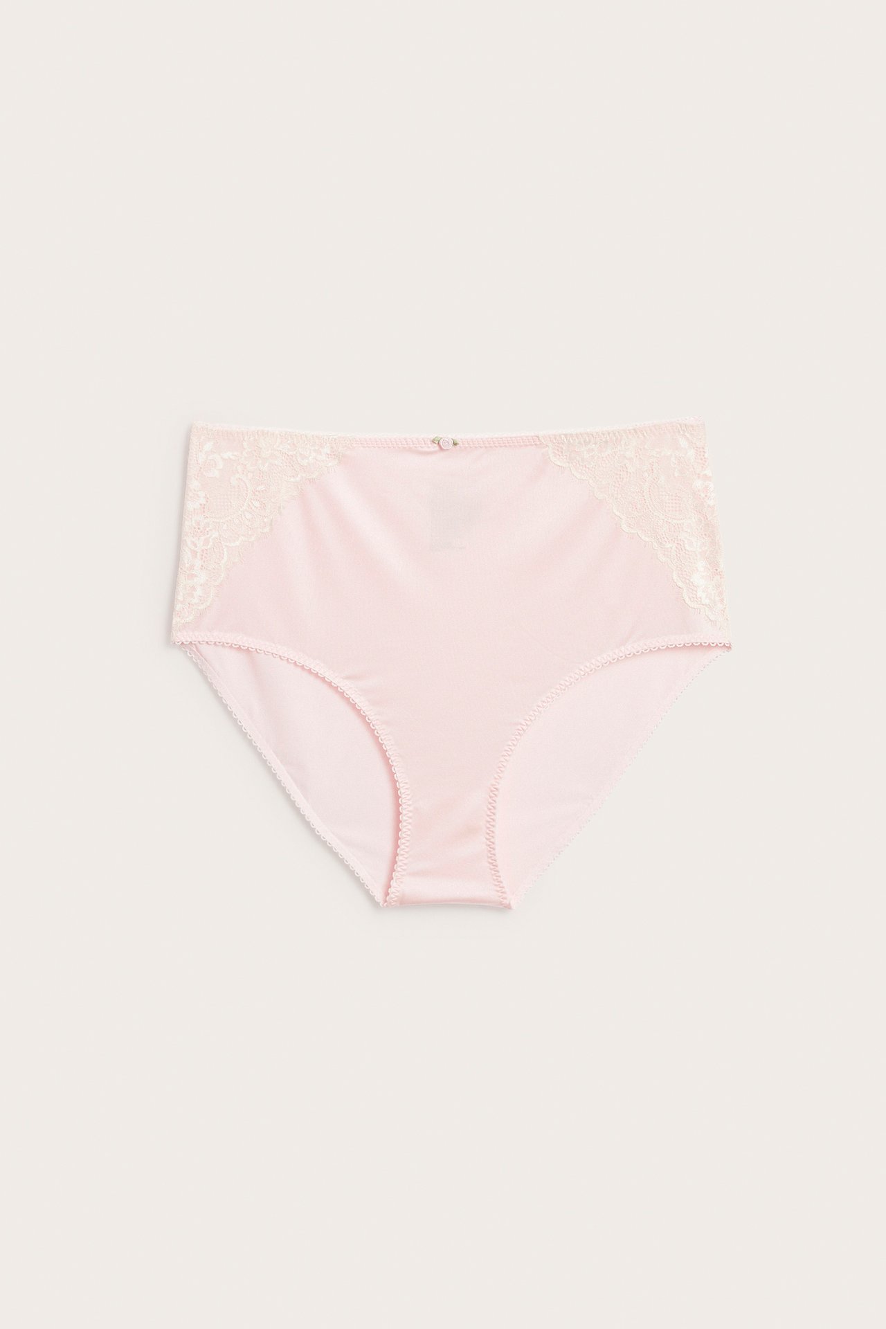 Edestä, vaaleanpunaiset naisten alushousut pitsisillä sivuilla ja pienellä rusetilla.