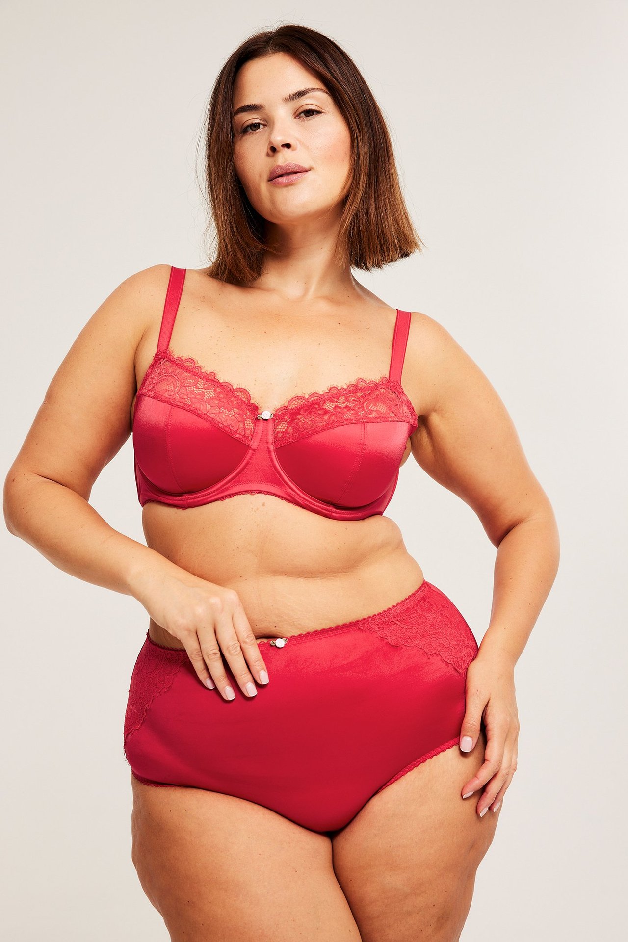 Forfra, kvinne i rød brief-truse med blondedetaljer og matchende rød blonde-BH.