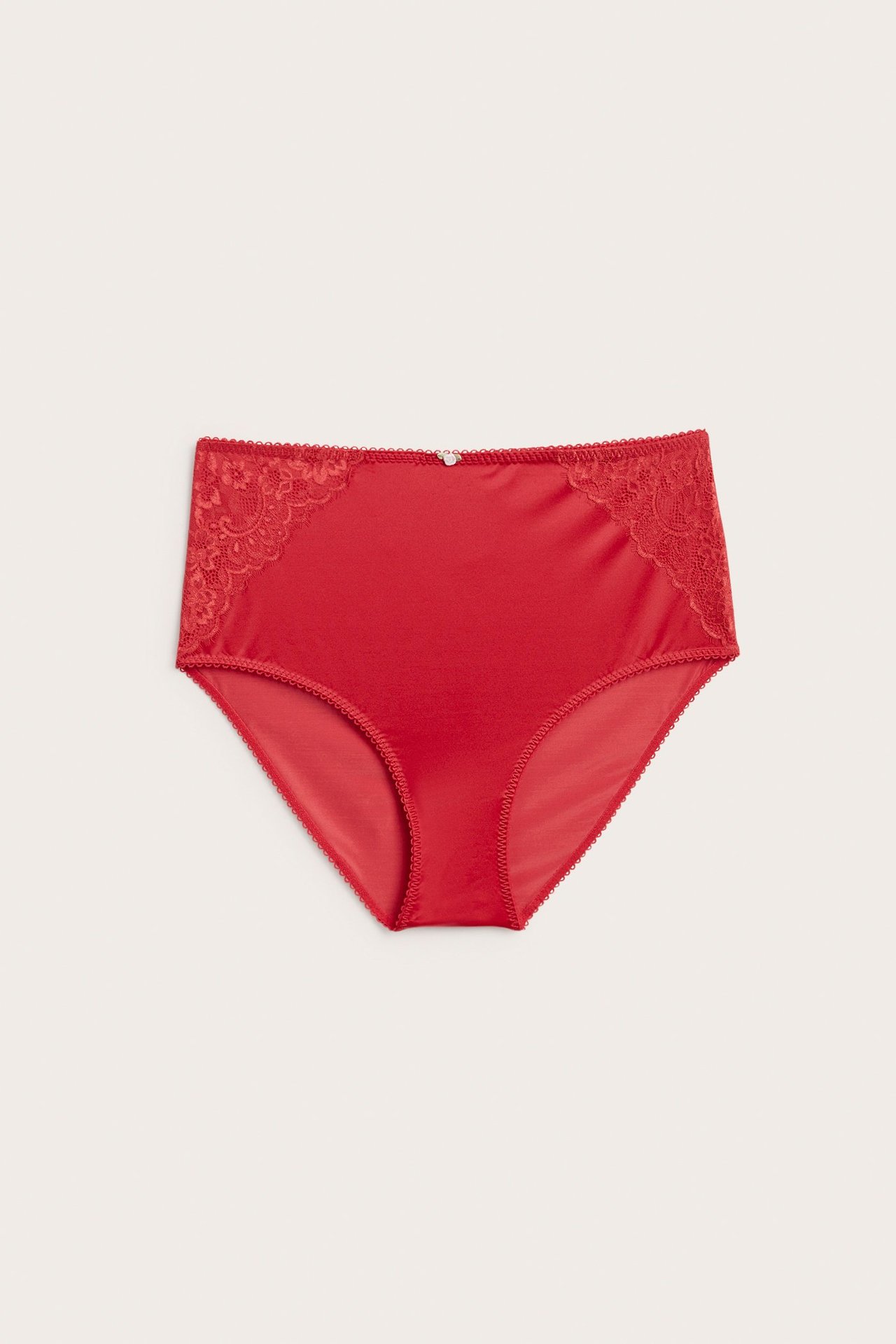 Forfra: Røde brief-truser med blondedetaljer på sidene og bølgete kanter.