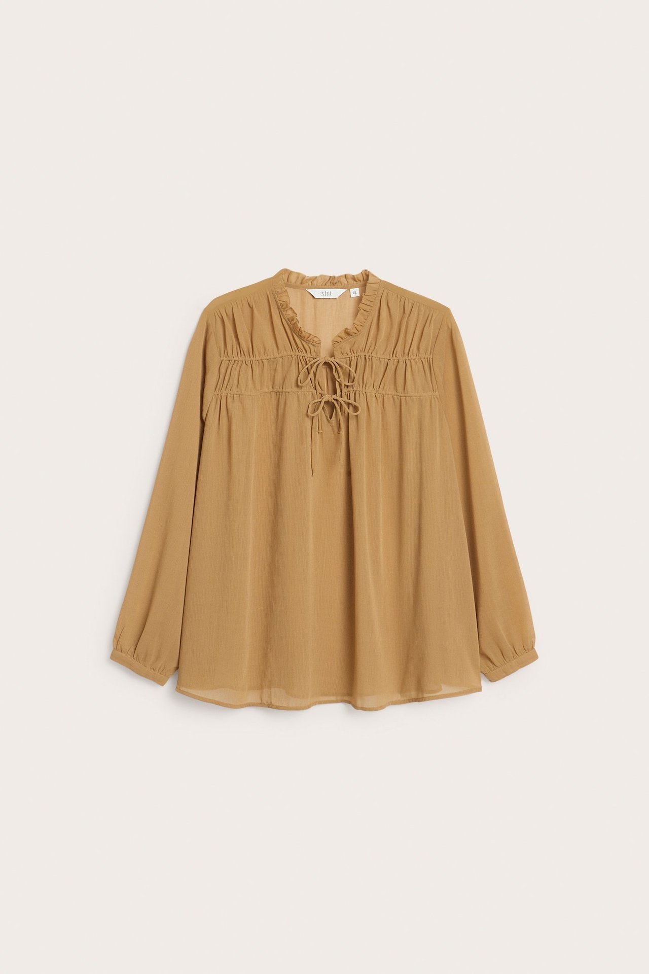 Widok z przodu beżowej bluzki z długim rękawem z poliestru, z falbanką i wiązaniem.