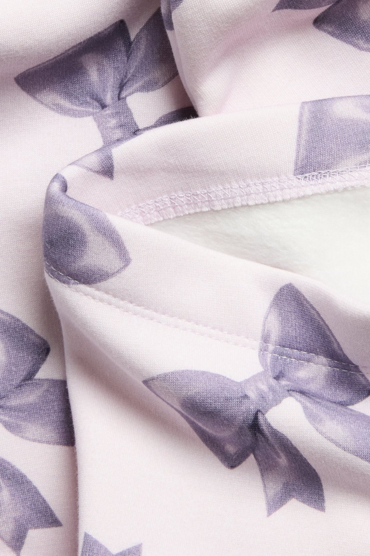 Lämmin kuviollinen leggings vaaleanlilassa pehmeällä sisäpinnalla, lapsi, etukuvassa.