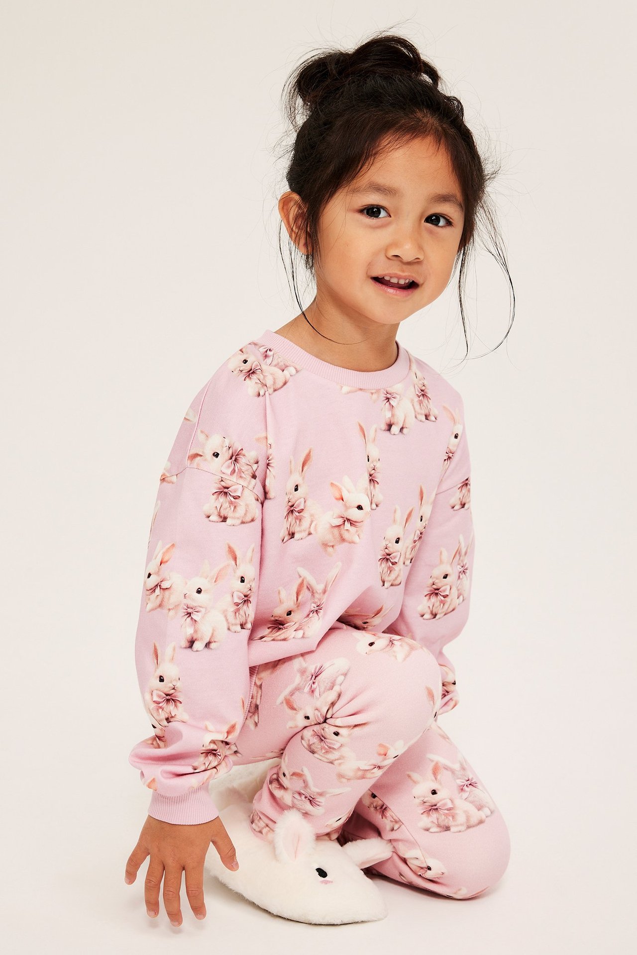 Vaaleanpunaiset lämmittävät leggingsit pupumallilla, pehmeä sisäpuoli, naisen malli.