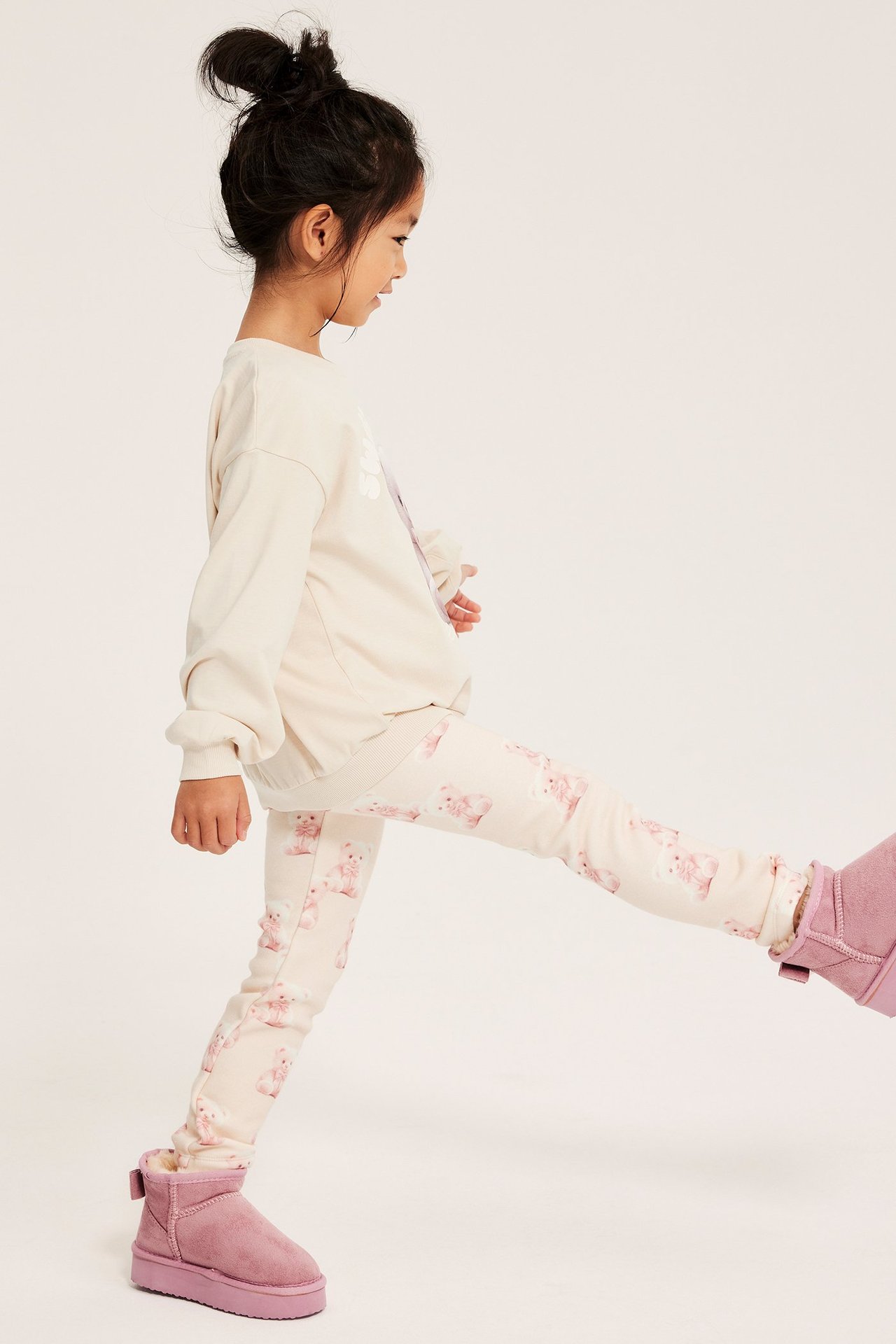 Vaale beige lämmittävät leggingssit, poika, etunäkymä.