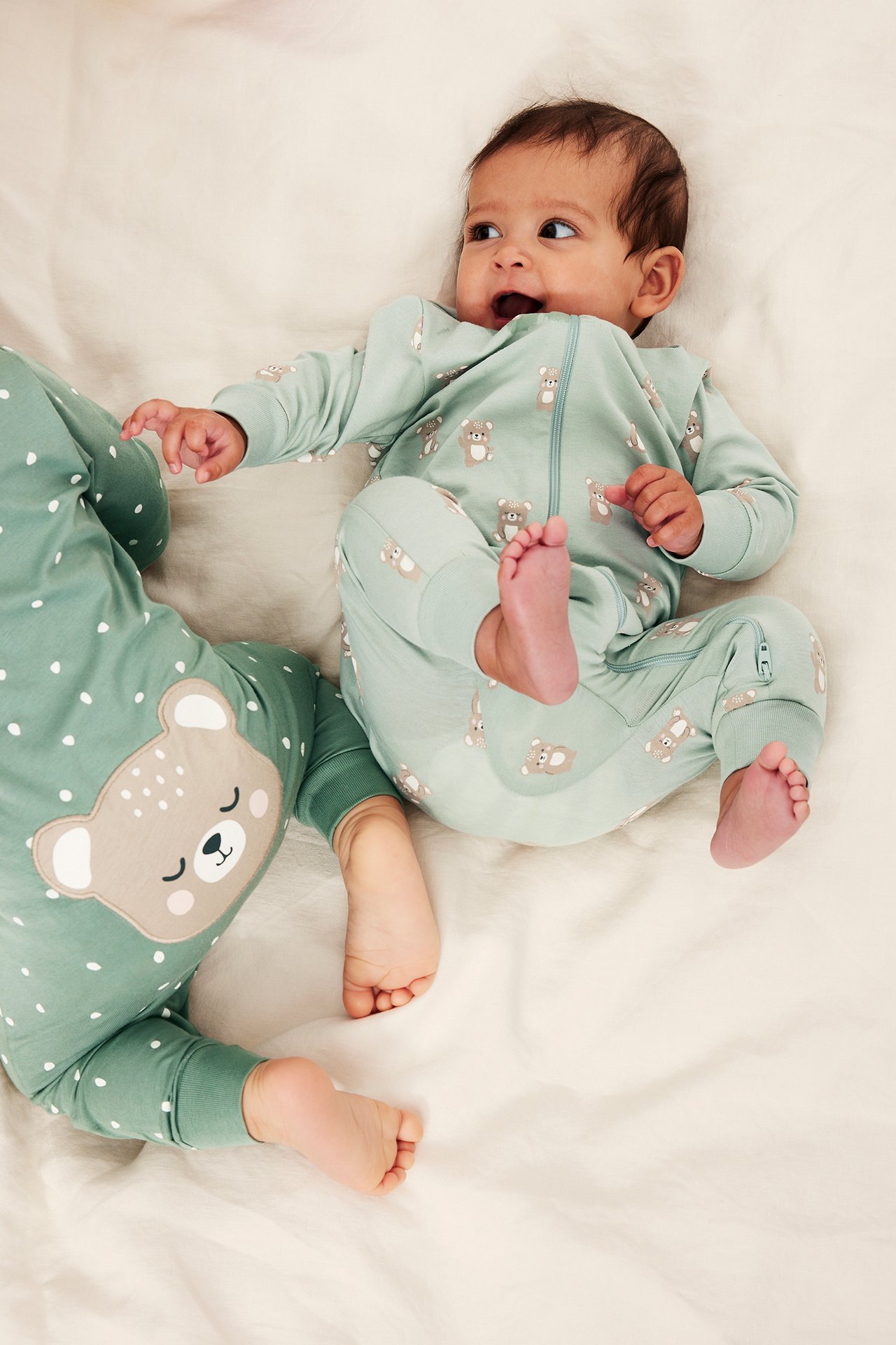 2 kpl kuviollisia pyjamia