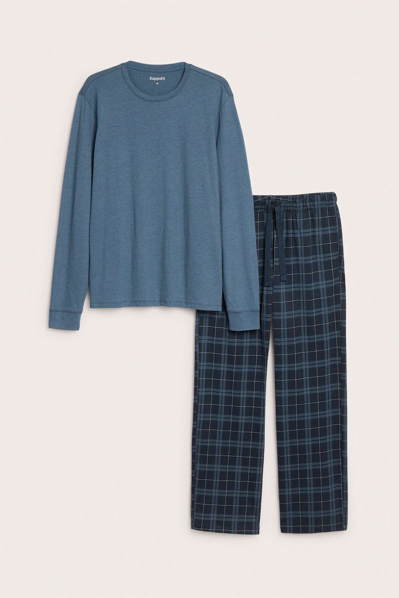 Edestä: miesten sininen pitkähihainen pyjamapaita ja tummansiniset ruudulliset pyjamahousut.