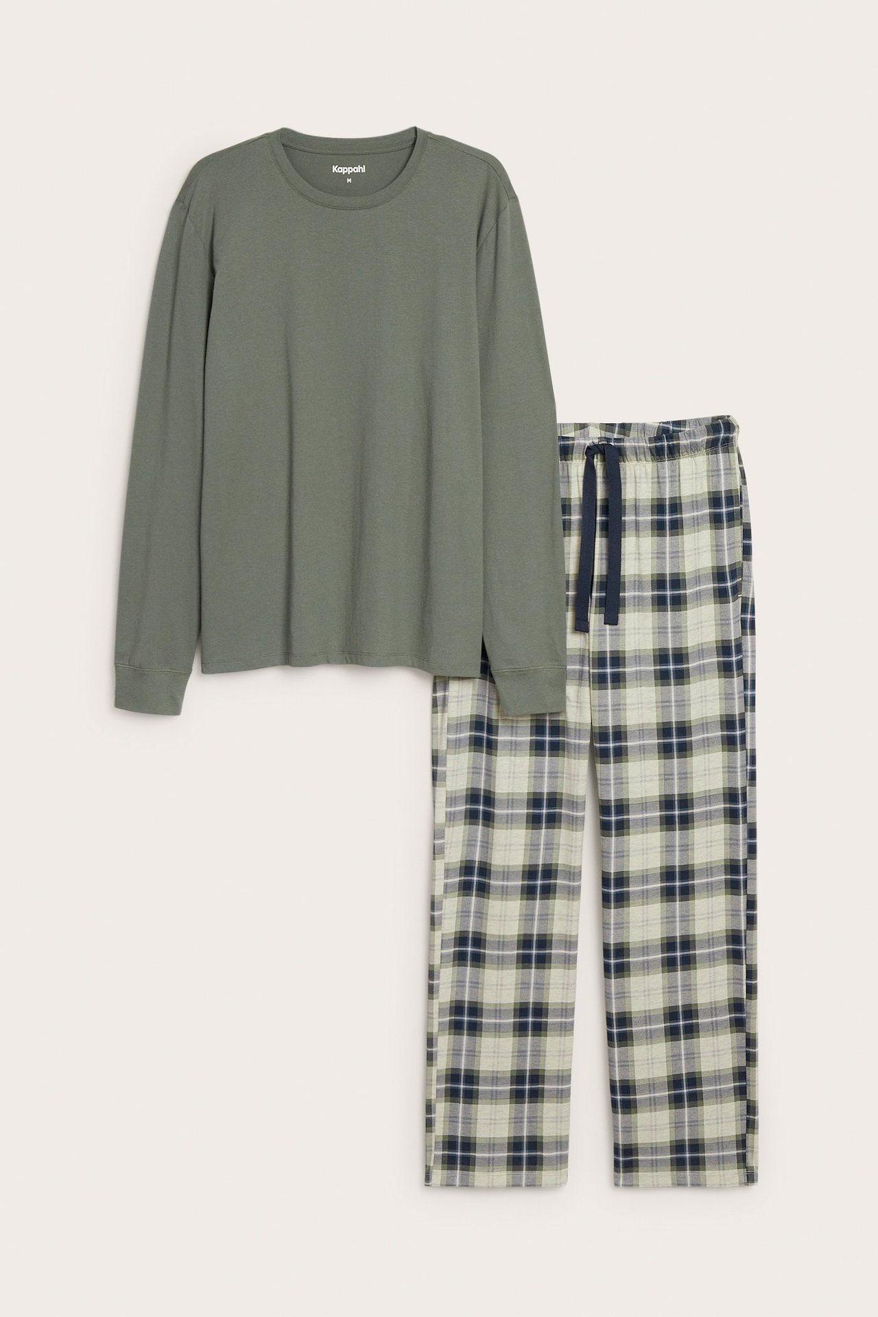 Edestä näkymä miesten vihreästä pitkähihaisesta pyjamapaidasta ja ruudullisista puuvillapyjamahousuista nyöreillä.