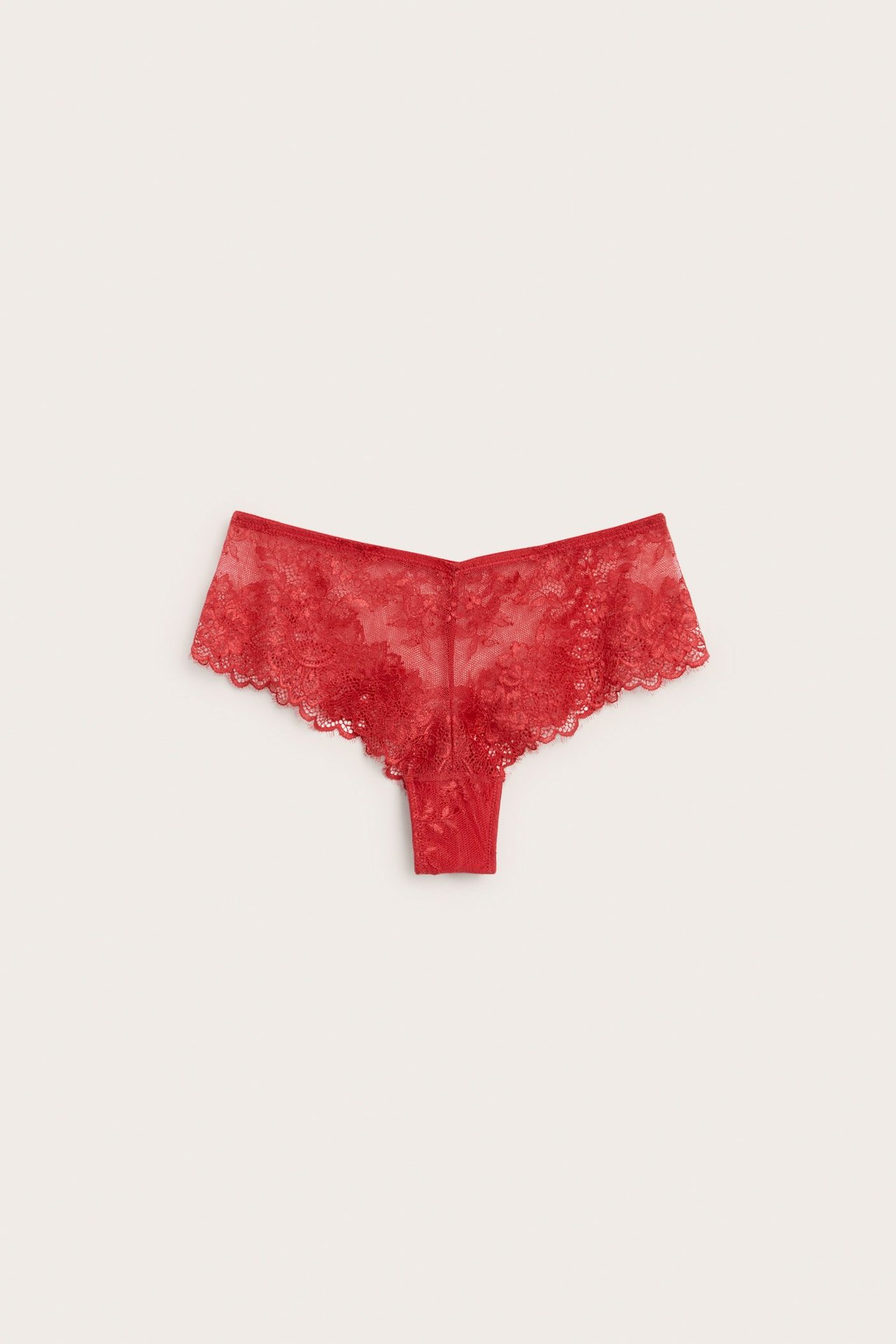 Widok z przodu czerwonych koronkowych majtek cheeky z talią w kształcie litery V, ułożonych płasko.