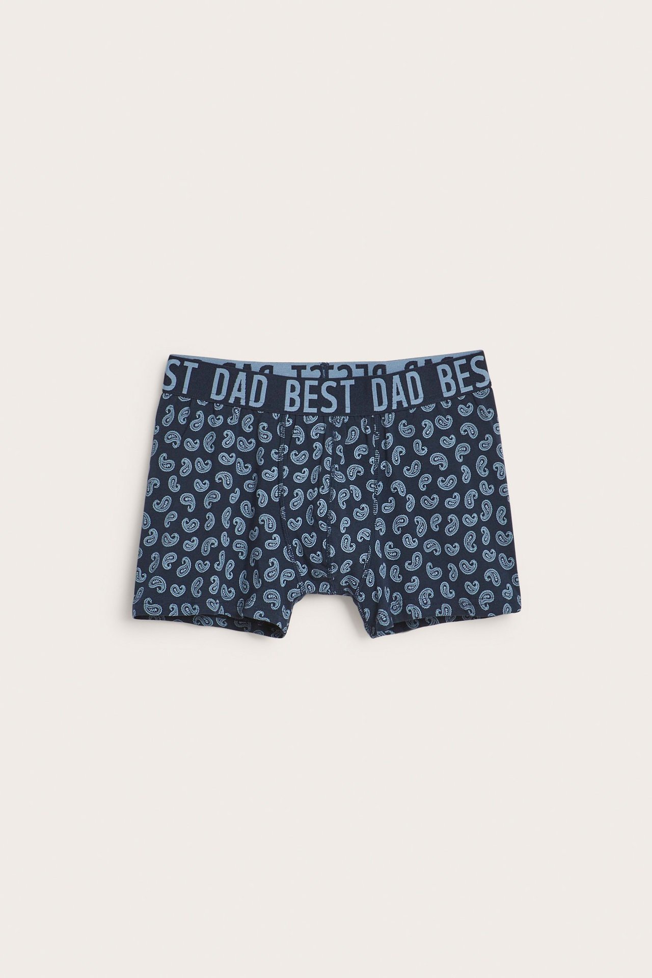 Edestä: tummansiniset miesten bokserit vaaleansinisellä paisley-kuviolla ja "BEST DAD" -vyötärönauhalla.