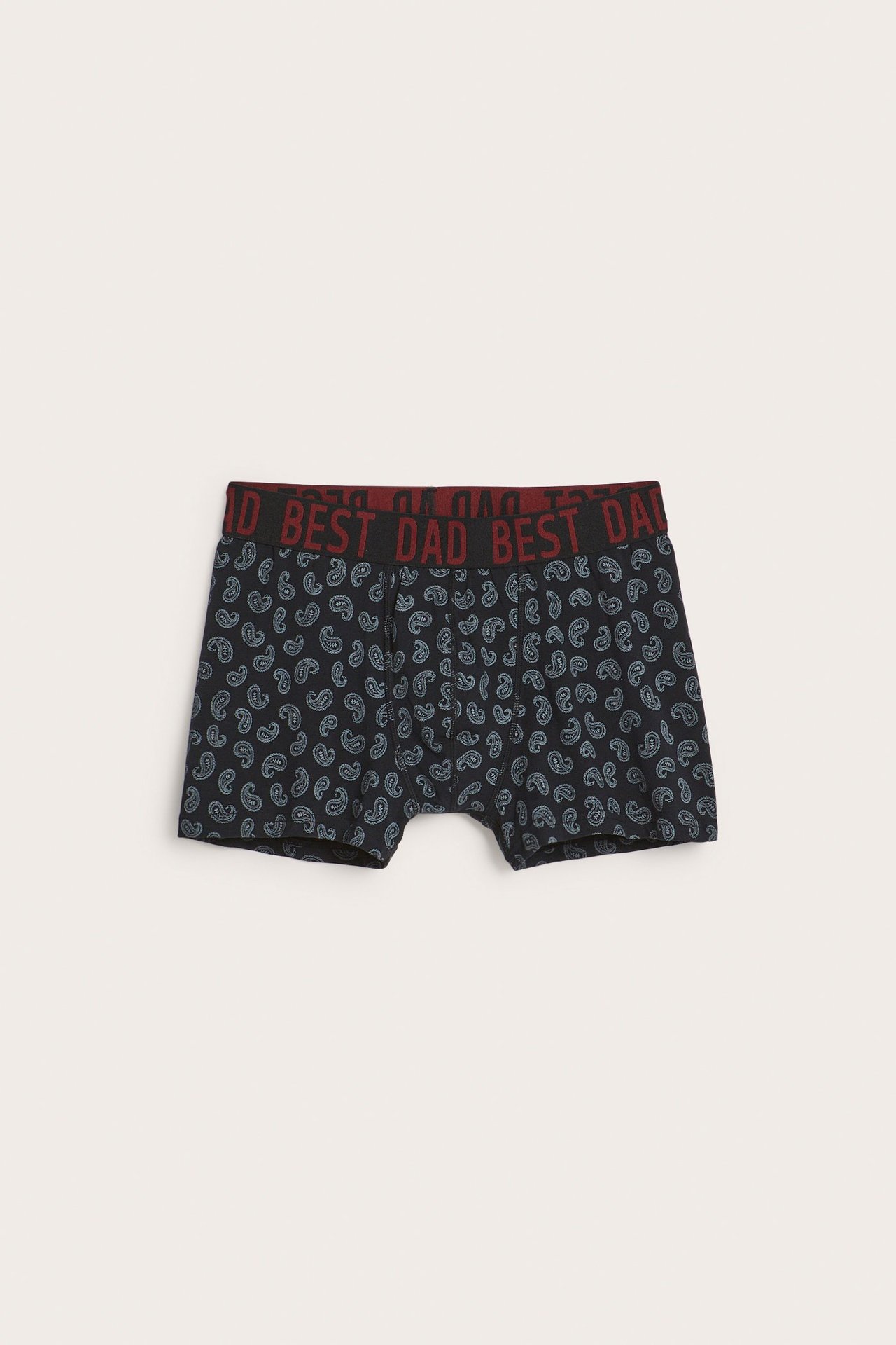 Miesten mustat bokserit vaaleansinisellä paisleykuviolla ja punaisella "BEST DAD" -vyötärönauhalla, edestä.
