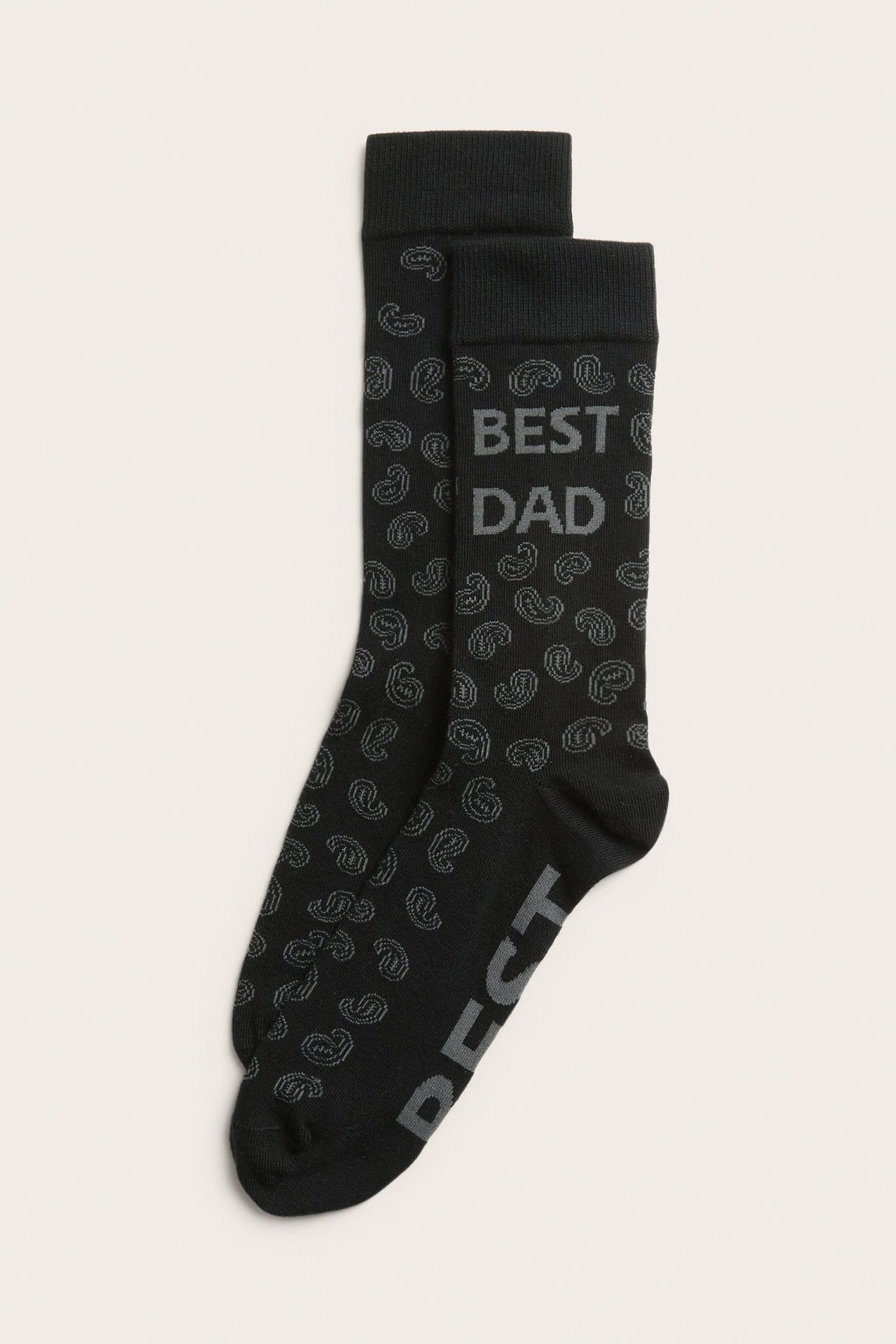 Framifrån: Två svarta strumpor med grått paisley-mönster och texten 'BEST DAD'.