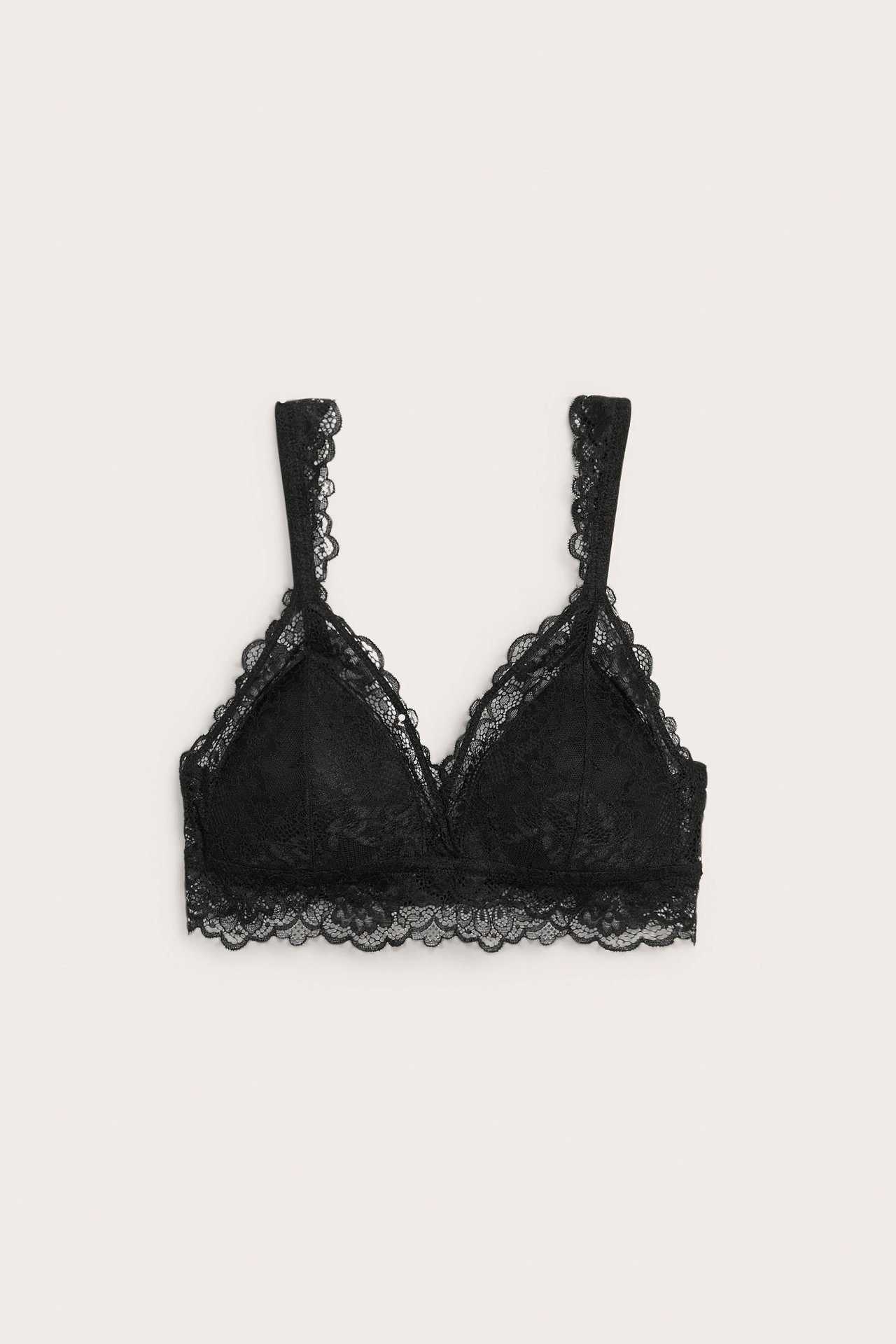 Frontbilde av en svart, polstret blonde-bralette for kvinner med trekantede cuper og bølgete kanter.