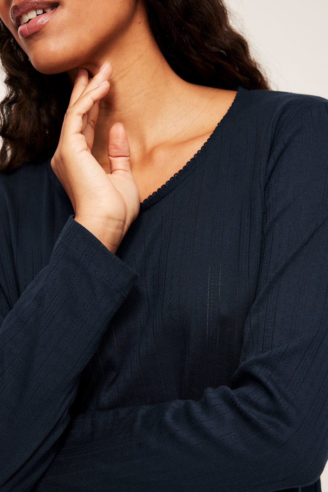 Granatowa nocna koszula z długim rękawem na kobiecie, przód.