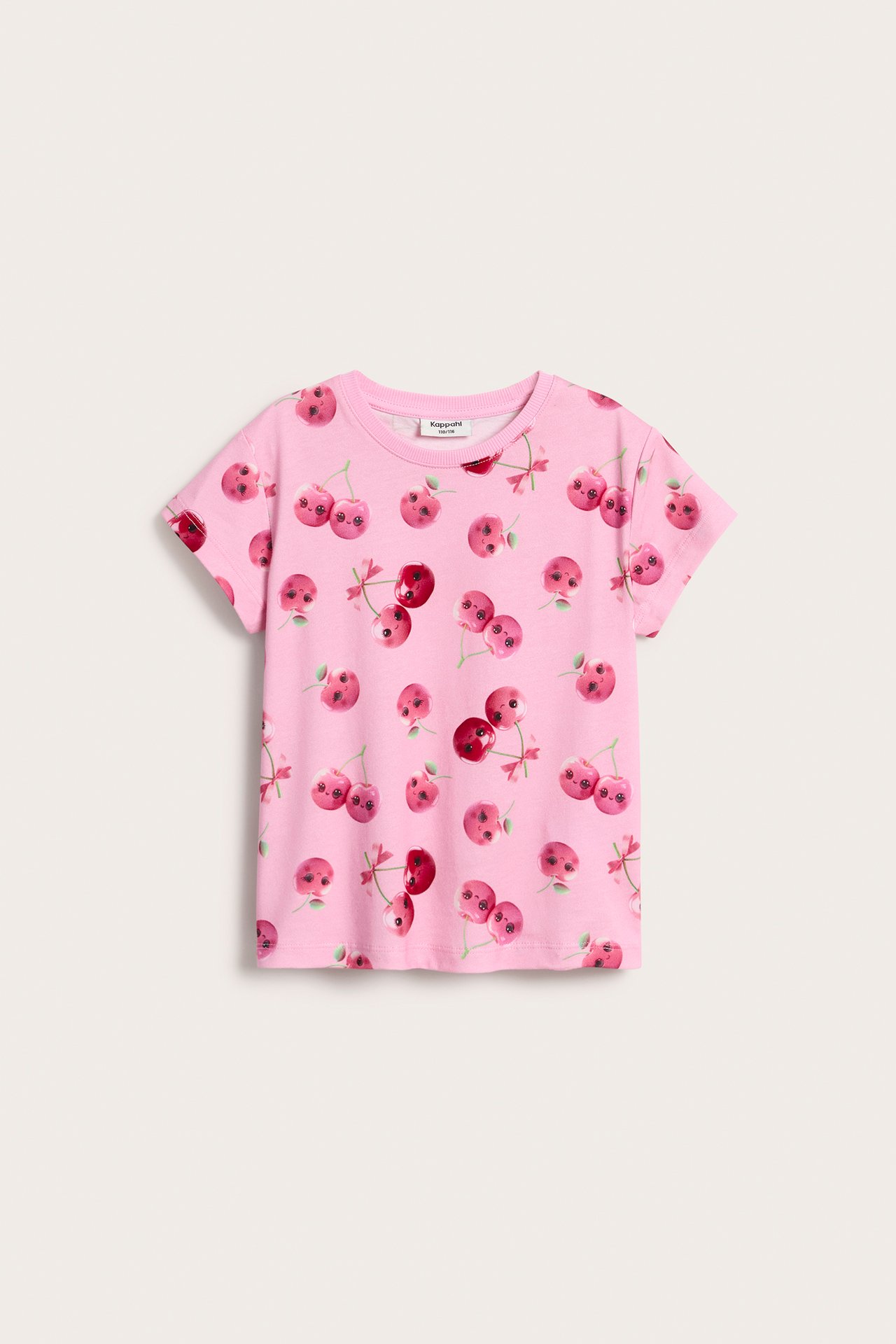 Framsida av en rosa bomulls-t-shirt för barn med lekfullt körsbärstryck, ansikten och rosetter.