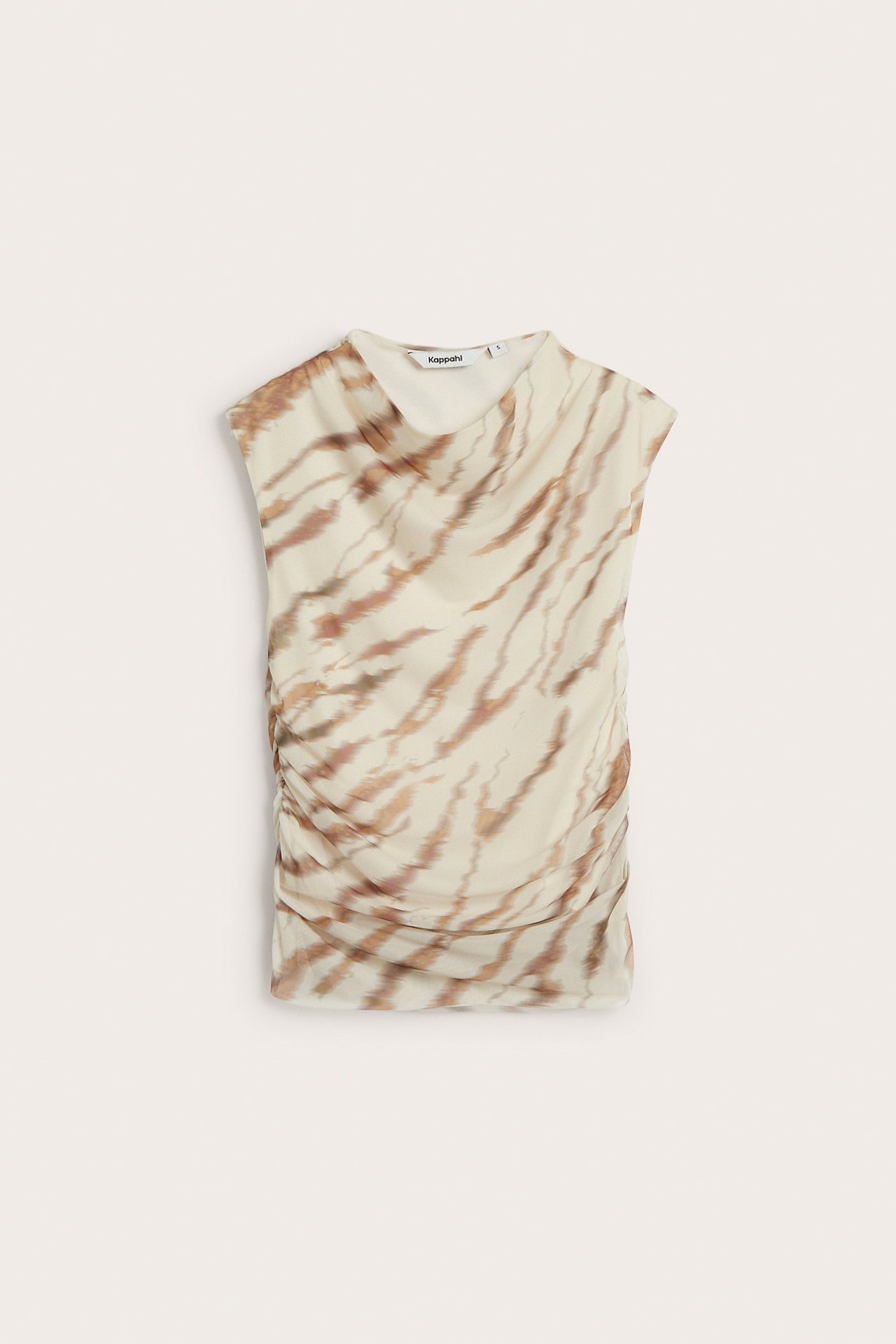 Frontvisning av en beige mønstret meshtopp med drapert hals og rynker i sidene.