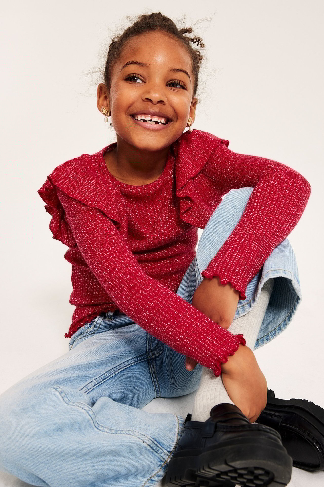 Czerwona błyszcząca, prążkowana bluzka z falbankami, długi rękaw, dziewczynka.