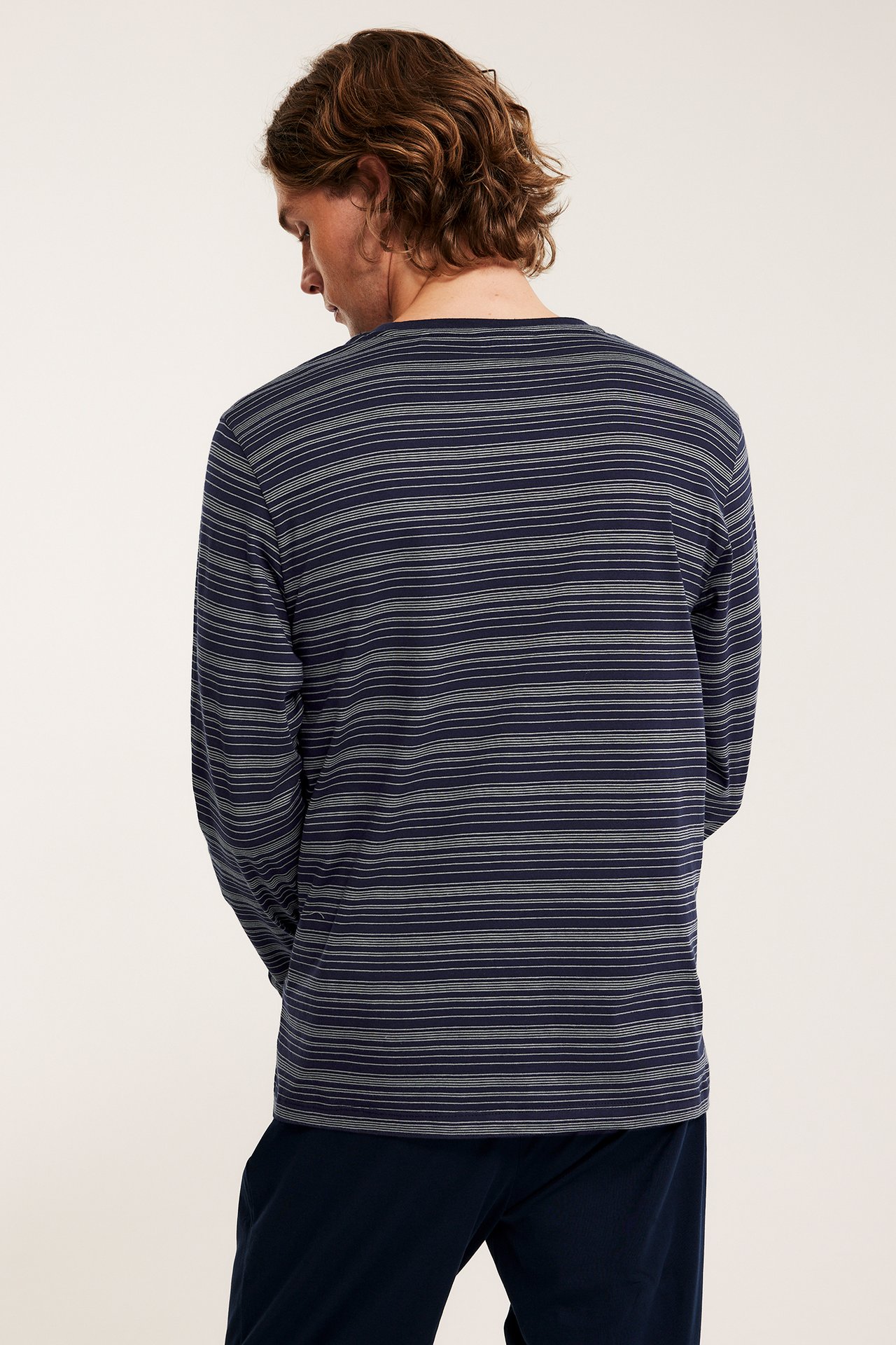 Herre, mørkeblå stripet langermet pyjamasoverdel i bomull, sett bakfra, med mørkeblå underdel.