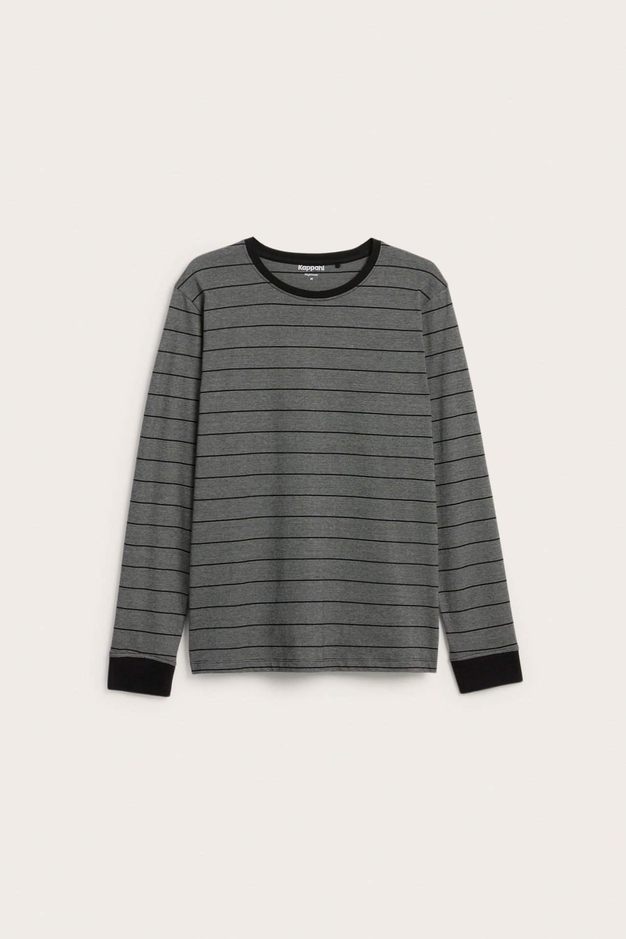 Widok z przodu męskiej szarej piżamowej koszulki w paski z długimi rękawami, czarnym kołnierzem i mankietami.