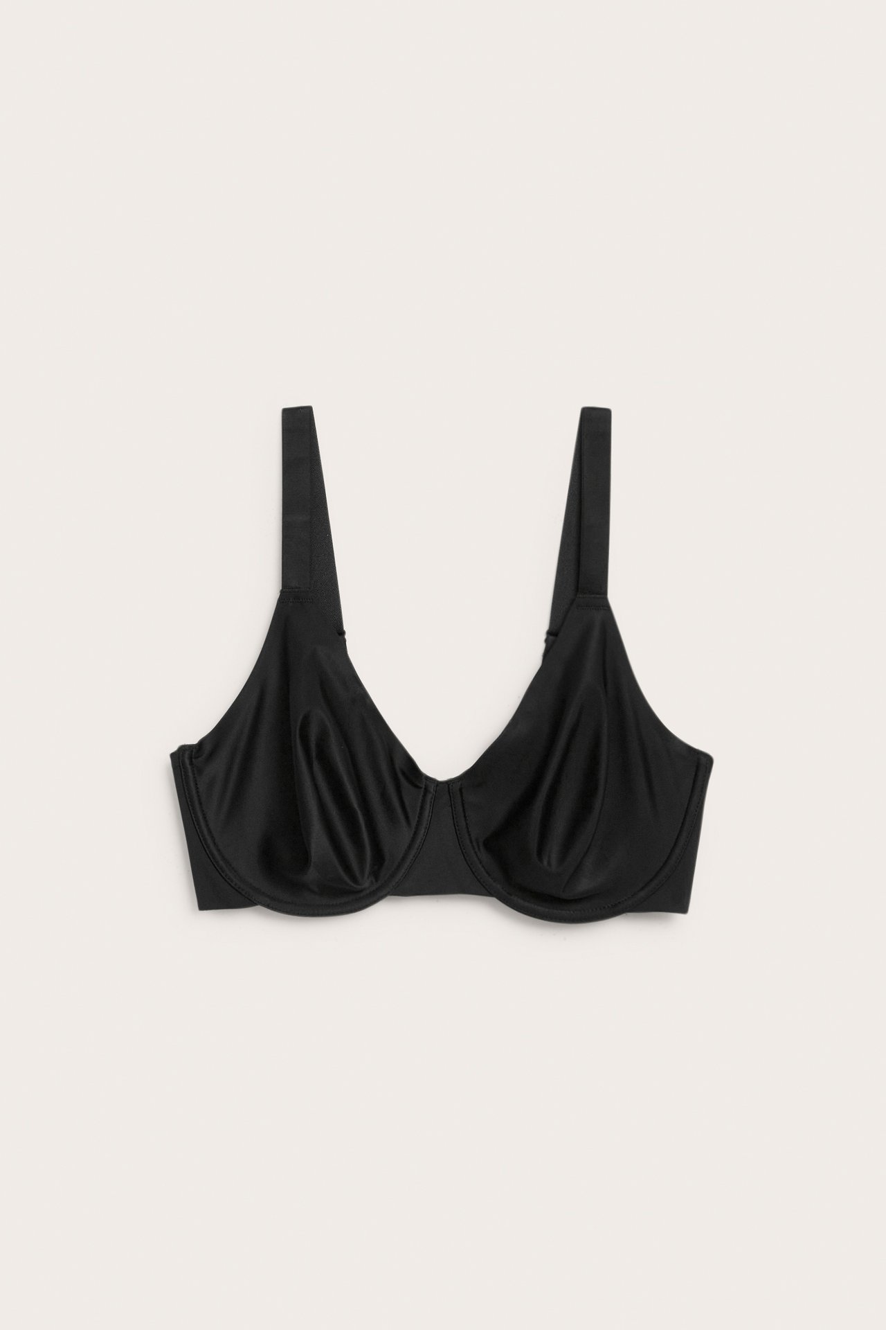 Widok z przodu: czarny biustonosz minimizer bez usztywnienia, z pełnymi miseczkami, szerokimi ramiączkami.