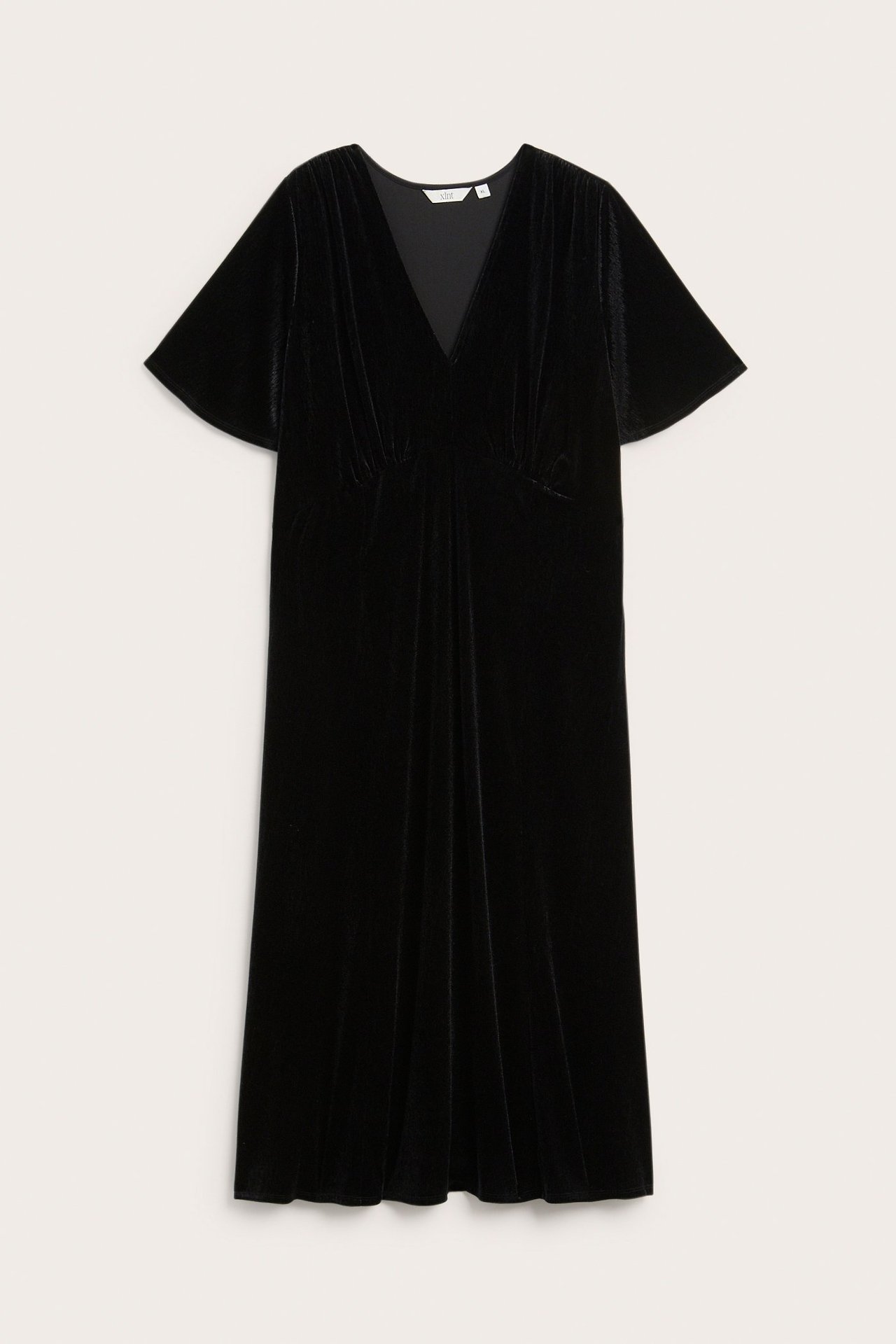Edestä musta samettinen midimekko V-pääntiellä, lyhyillä perhoshihoilla ja keisarileikkauksella.