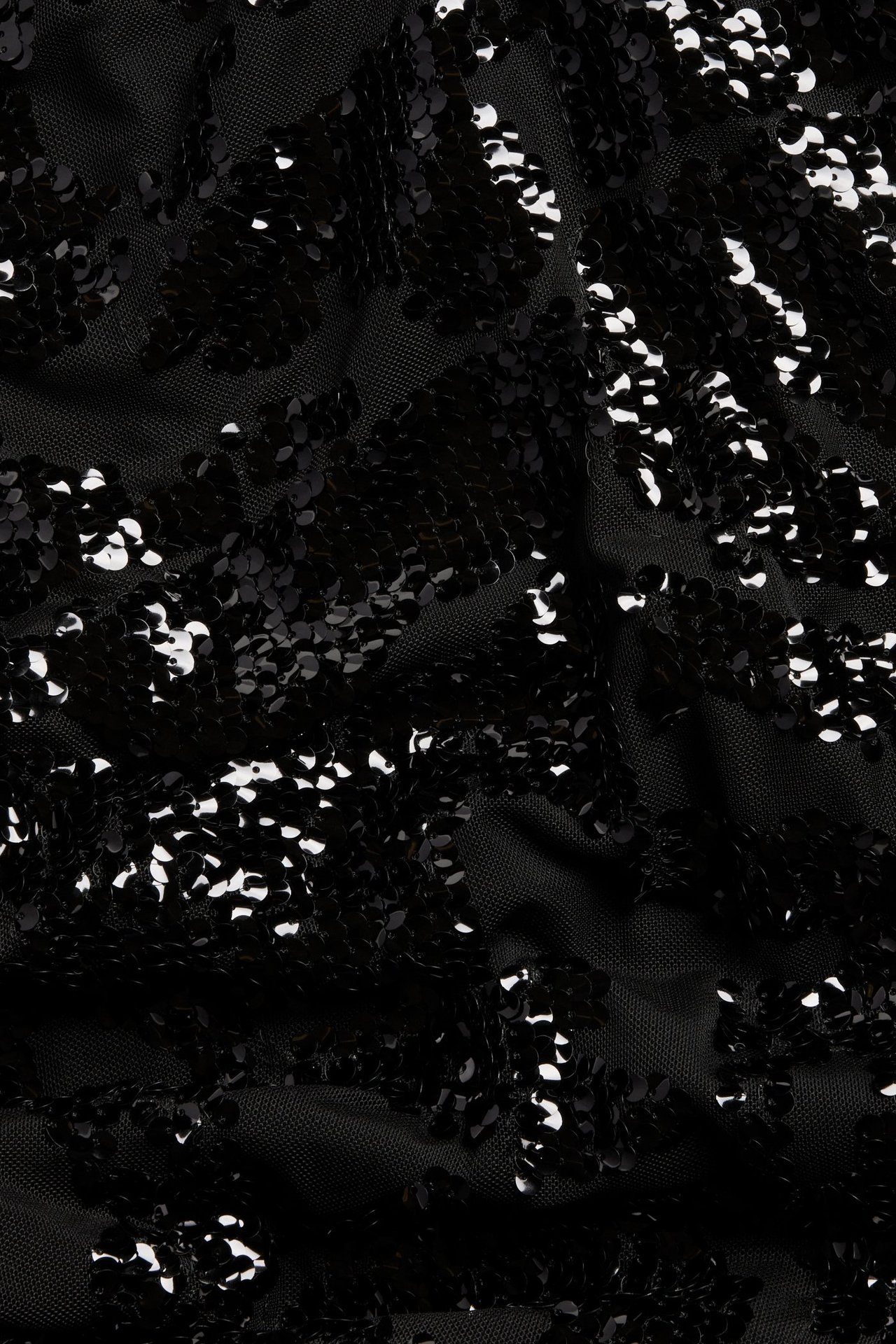 Czarna sukienka z cekinami, klasyczny krój, podszewka, krótki rękaw, przód na kobiecie.