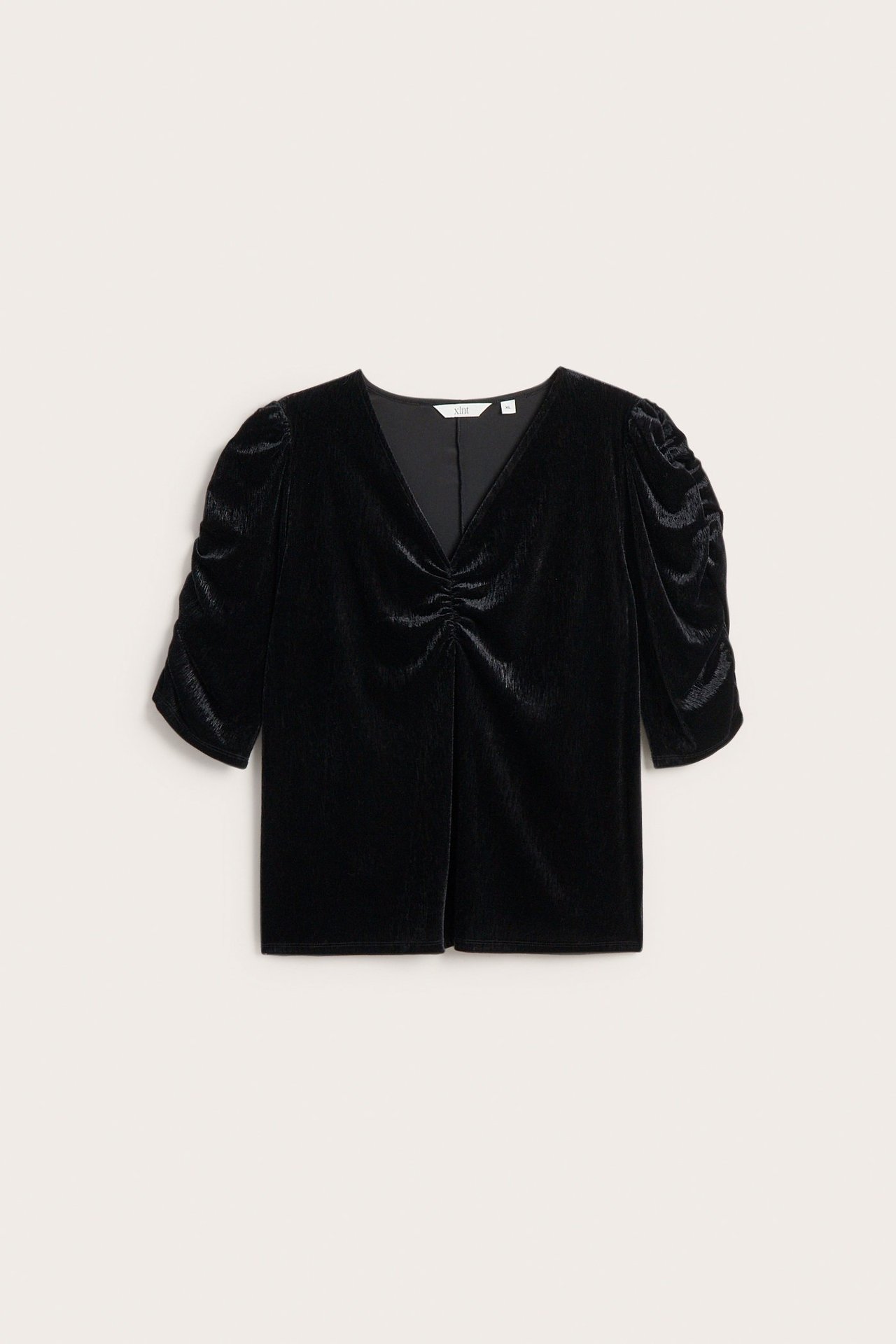 Widok z przodu czarnej welurowej bluzki z dekoltem w serek, marszczonym przodem i bufiastymi rękawami do łokcia.