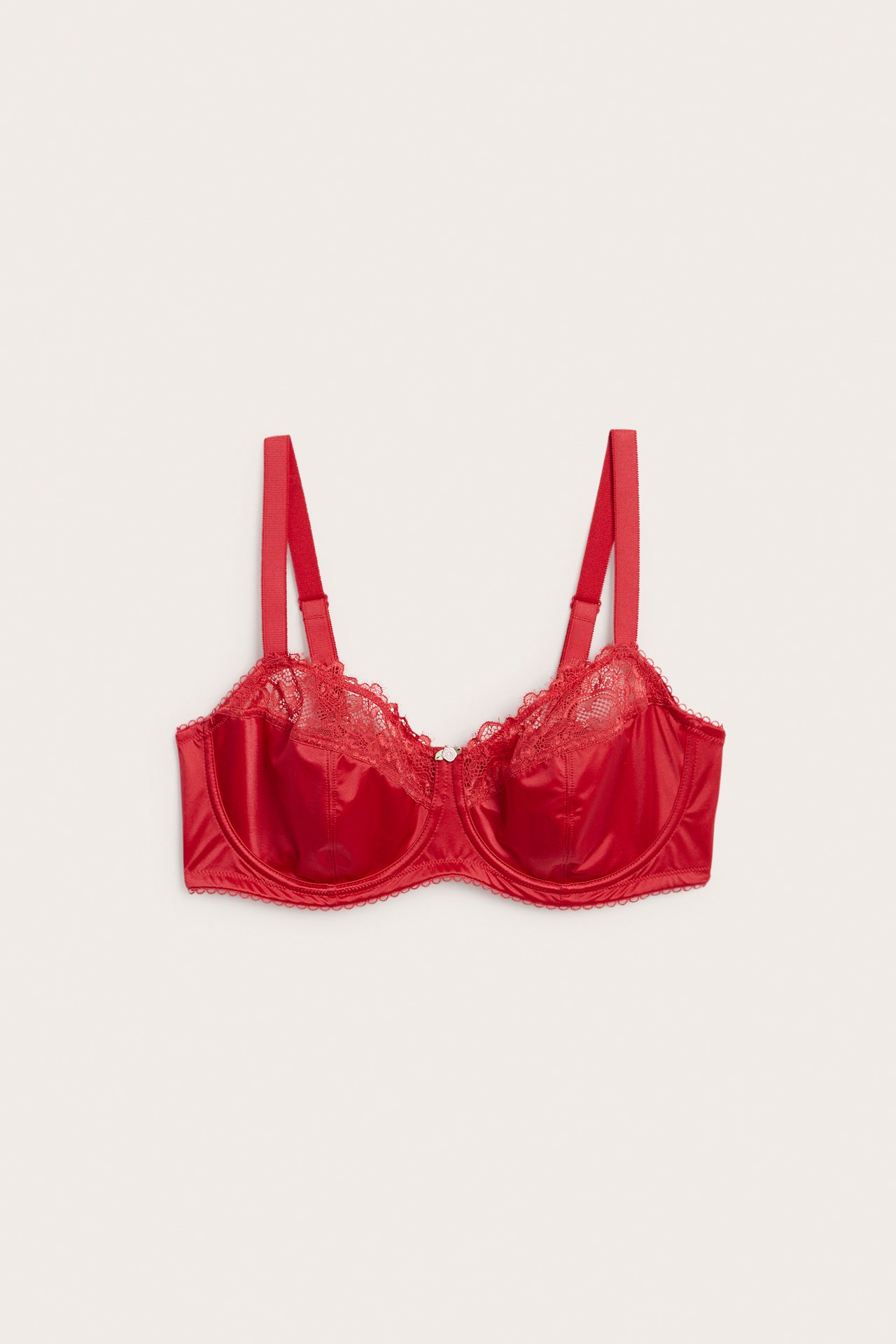Frontvisning av en rød sateng-bh med spiler, med blondekant og en liten sløyfe foran.