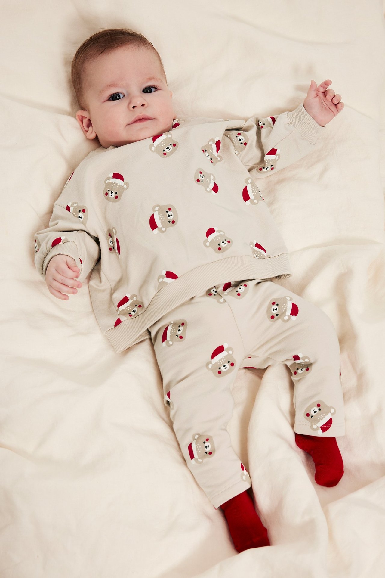 Babyvettsett med julemotiv, beige sweatshirt og leggings, med bjørnemønster.