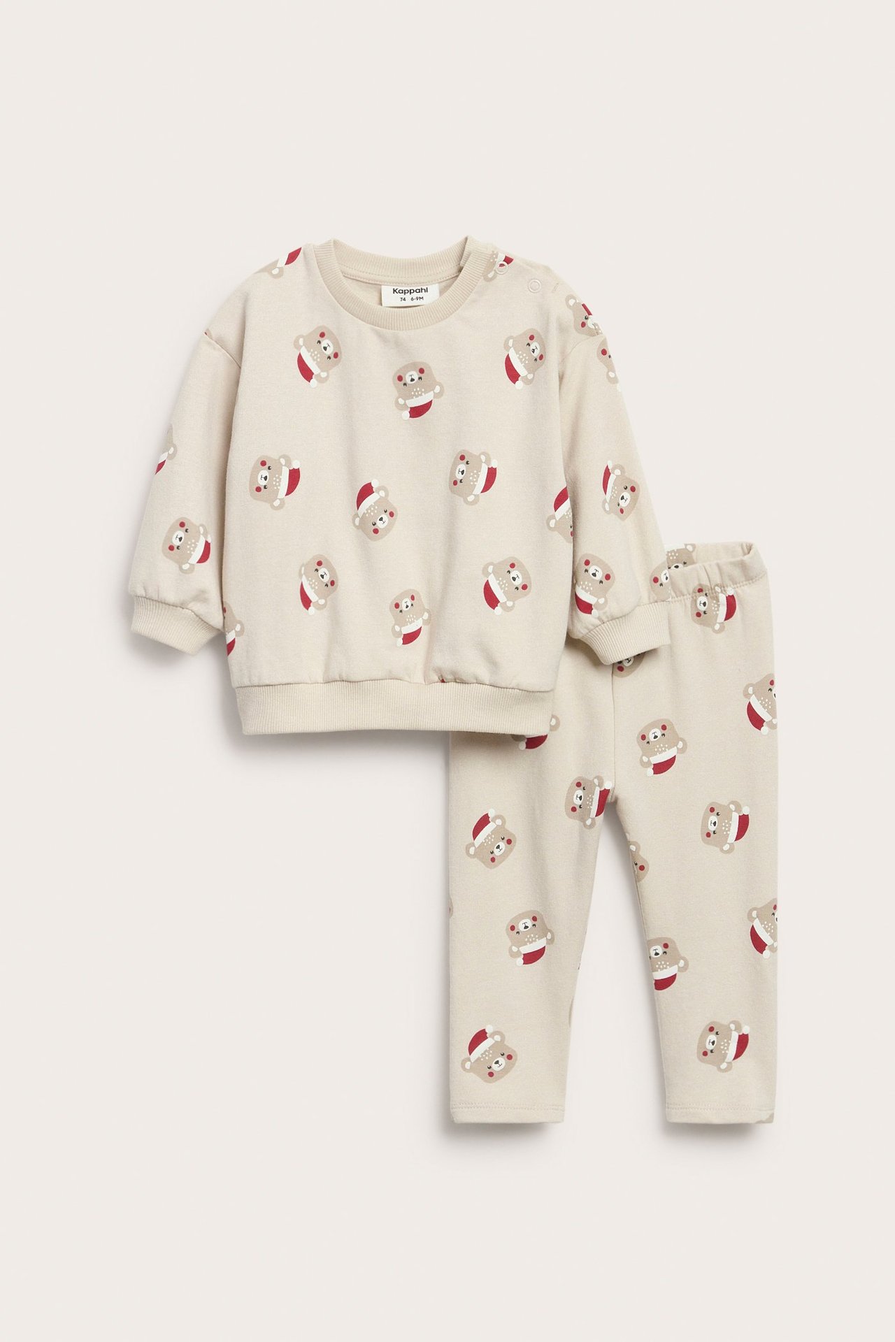 Forsiden av beige babysweatshirt med rød-brunt bjørnejulemønster og matchende beige leggings.
