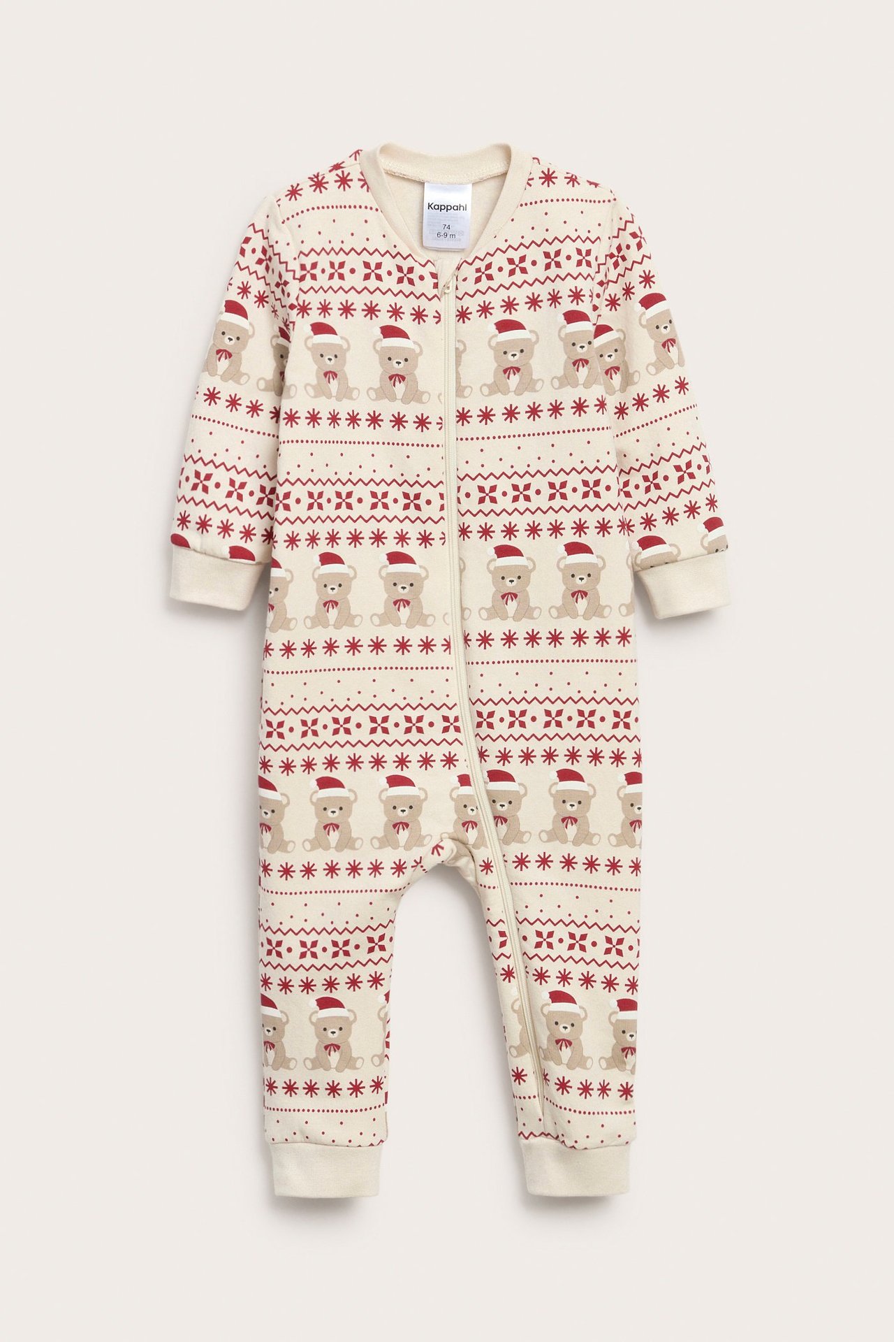 Forfra: Lys beige baby-jumpsuit i sweatshirtkvalitet med rødt julebamsemønster og glidelås foran.
