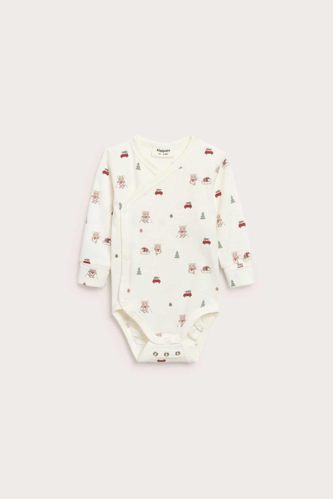 Frontvisning av en offwhite langermet babybody med festlig bjørne- og bilprint, omlottfront og trykknapper.