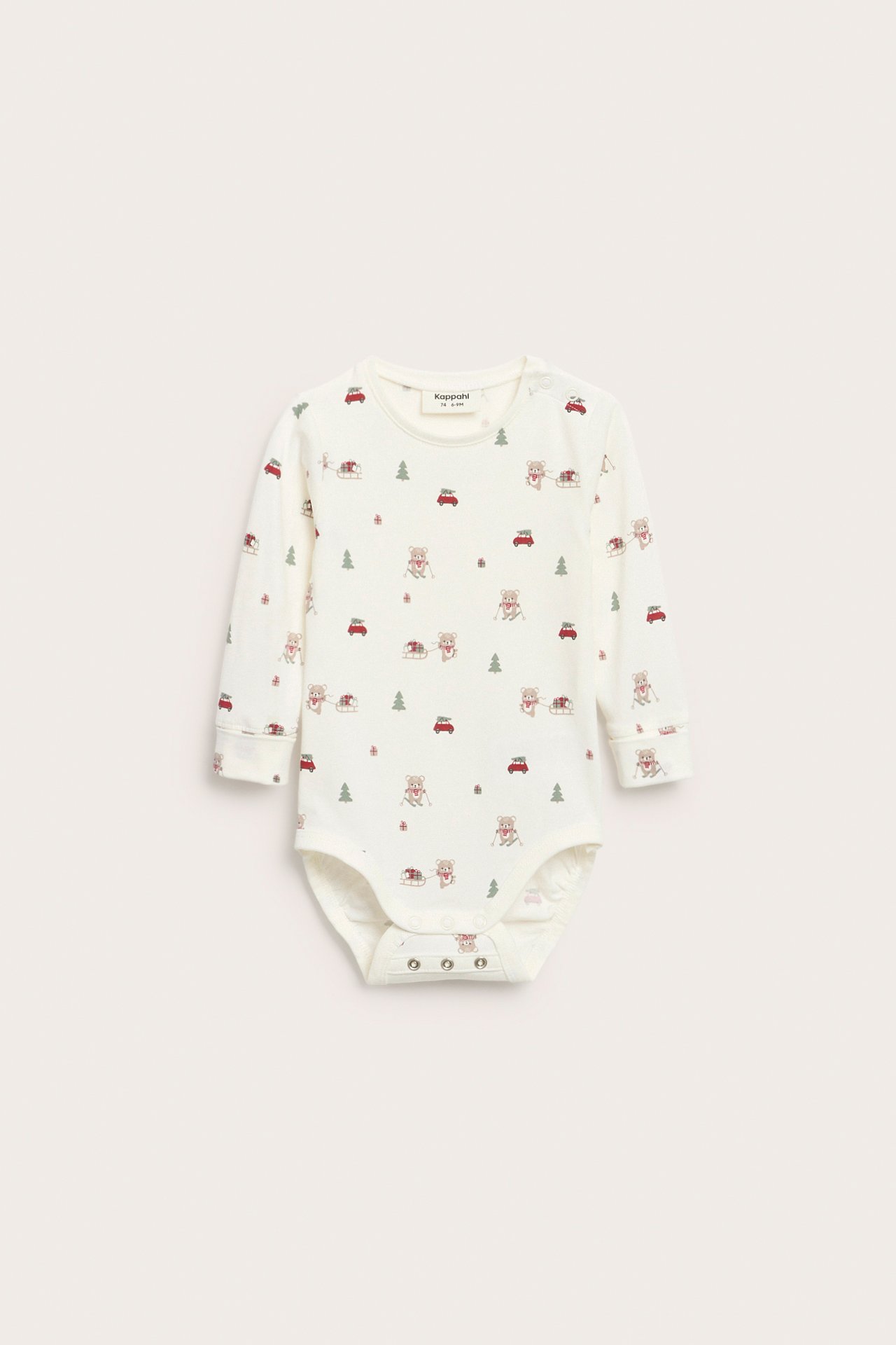 Forfra: Offwhite langermet babybody i bomull, med julemotiv av bjørner og biler, og trykknapper.