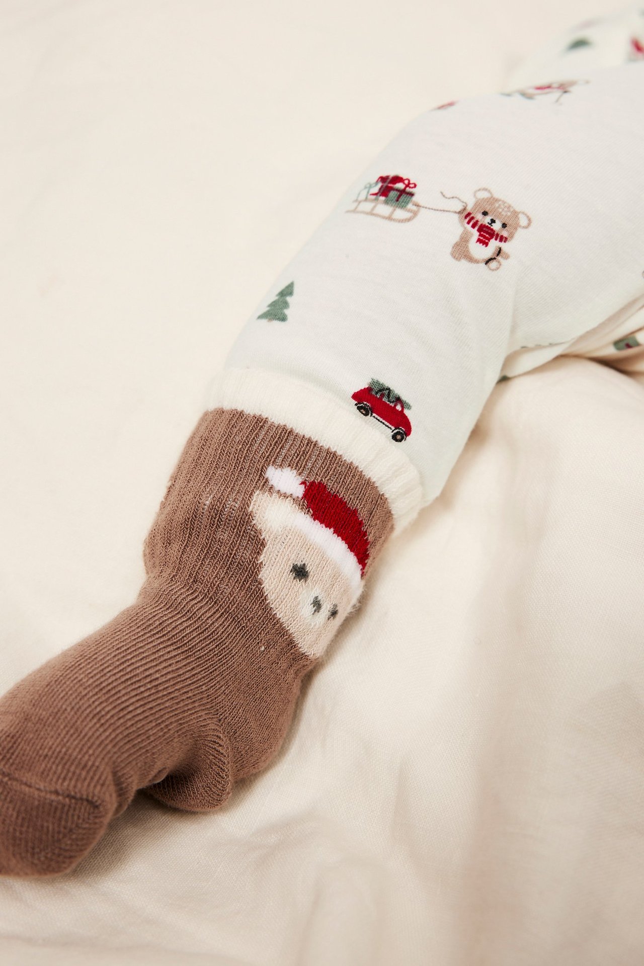 Baby leggings i offwhite jersey med julemotiv, elastisk midje, brun ribbekant.