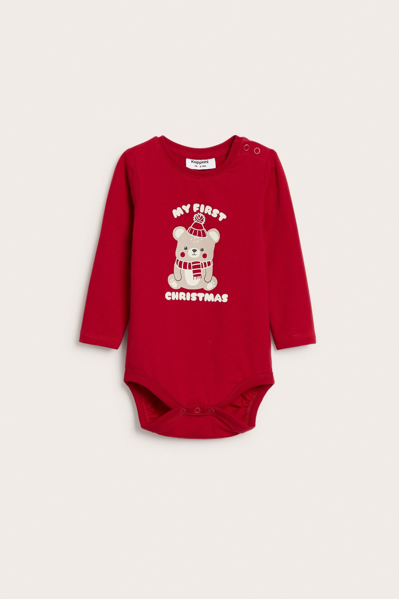 Forfra: rød langermet babybody med "My first Christmas"-bjørnetrykk og trykknapper.