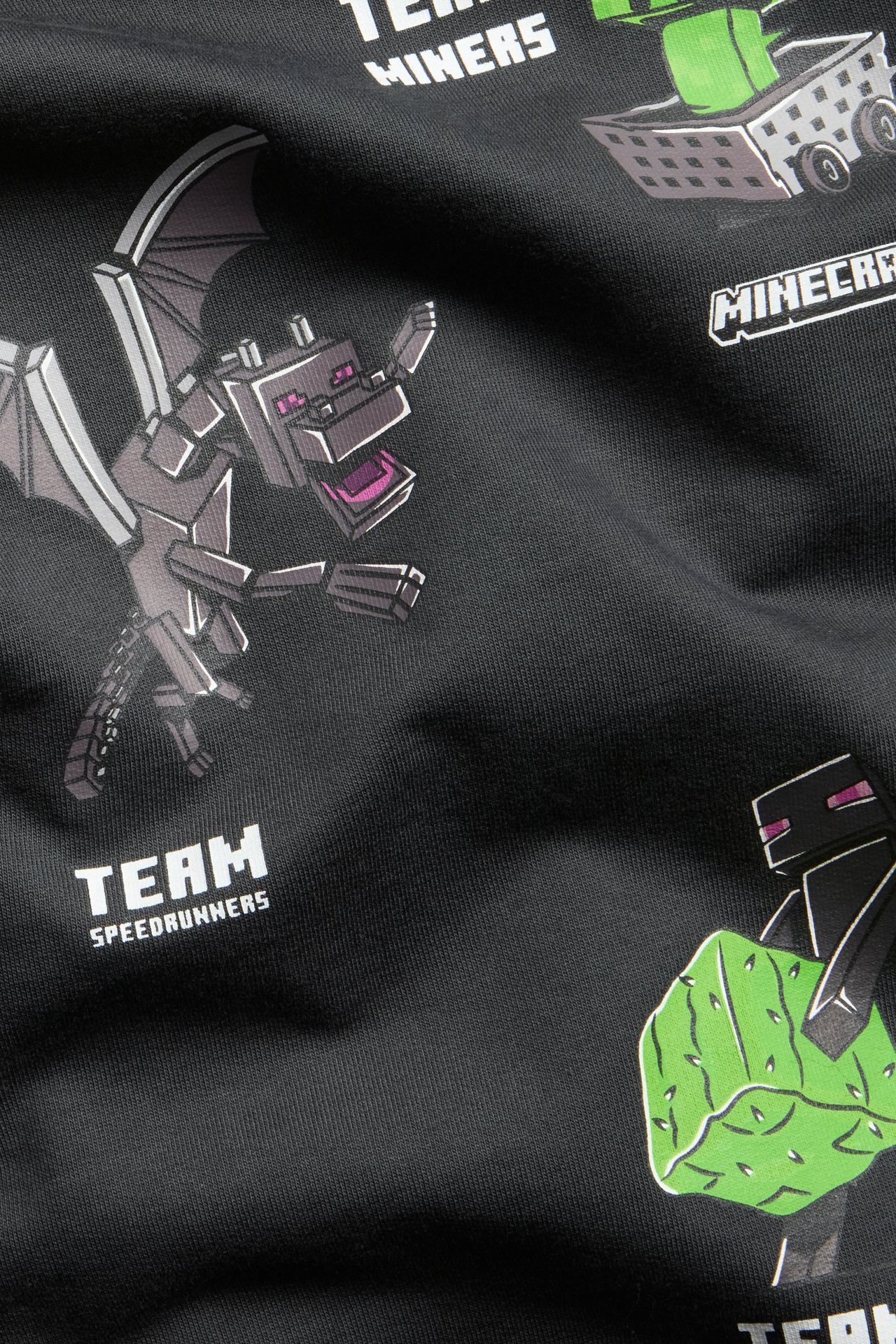 Svart barnegens sweatshirt med Minecraft-trykk av valp og grønt diamant.