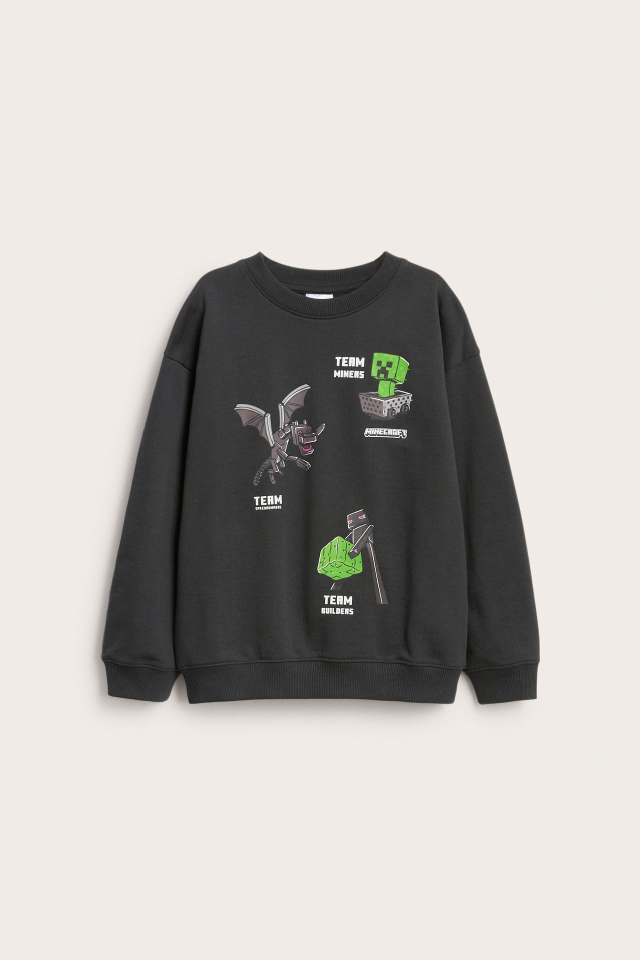 Svart sweatshirt med Minecraft-print, myk innside, ribb i hals, ermer og nederkant.