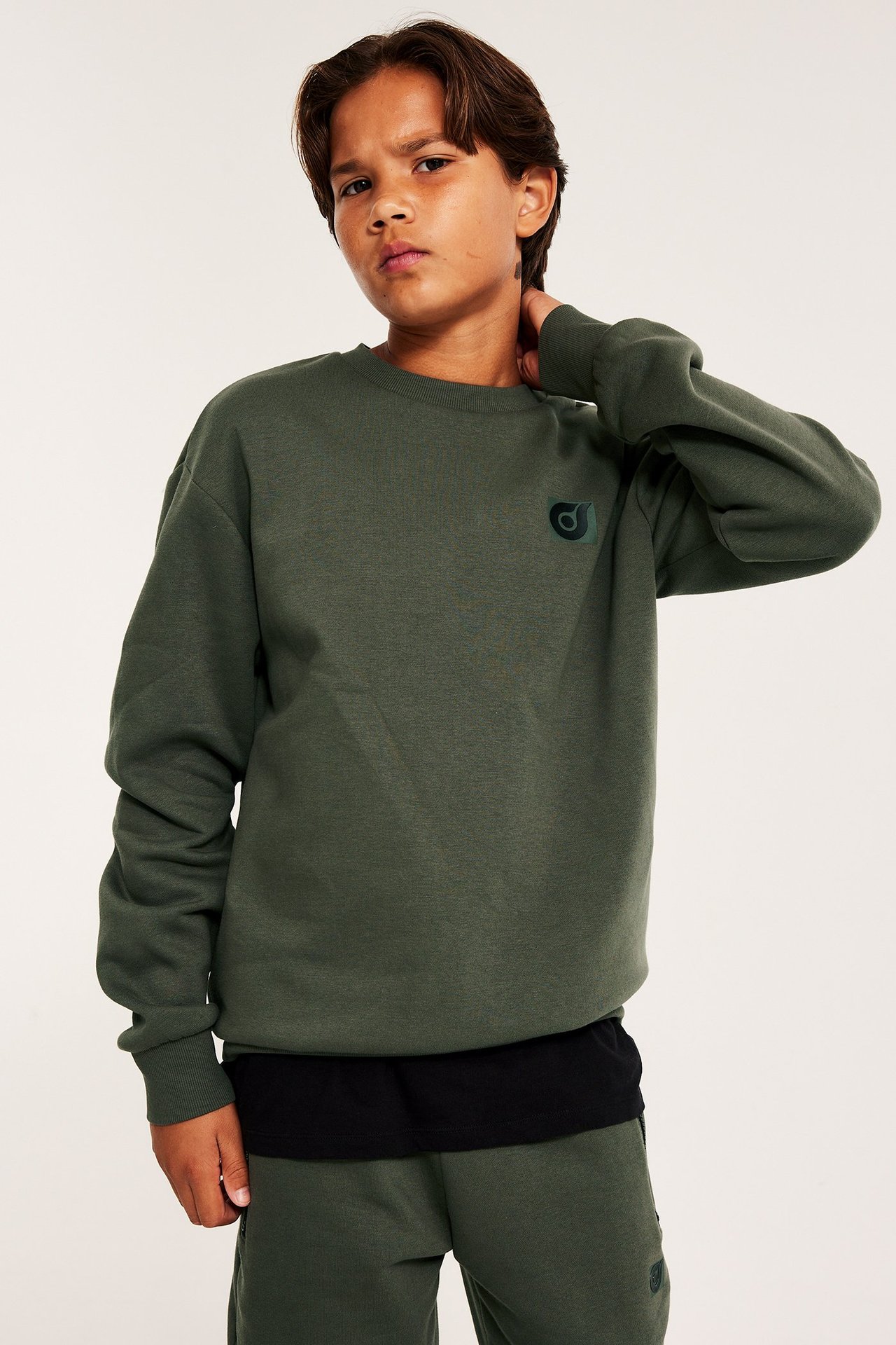 Chłopak w zielonej bluzie z nadrukiem z przodu, bawełna/polyester, przedni widok.