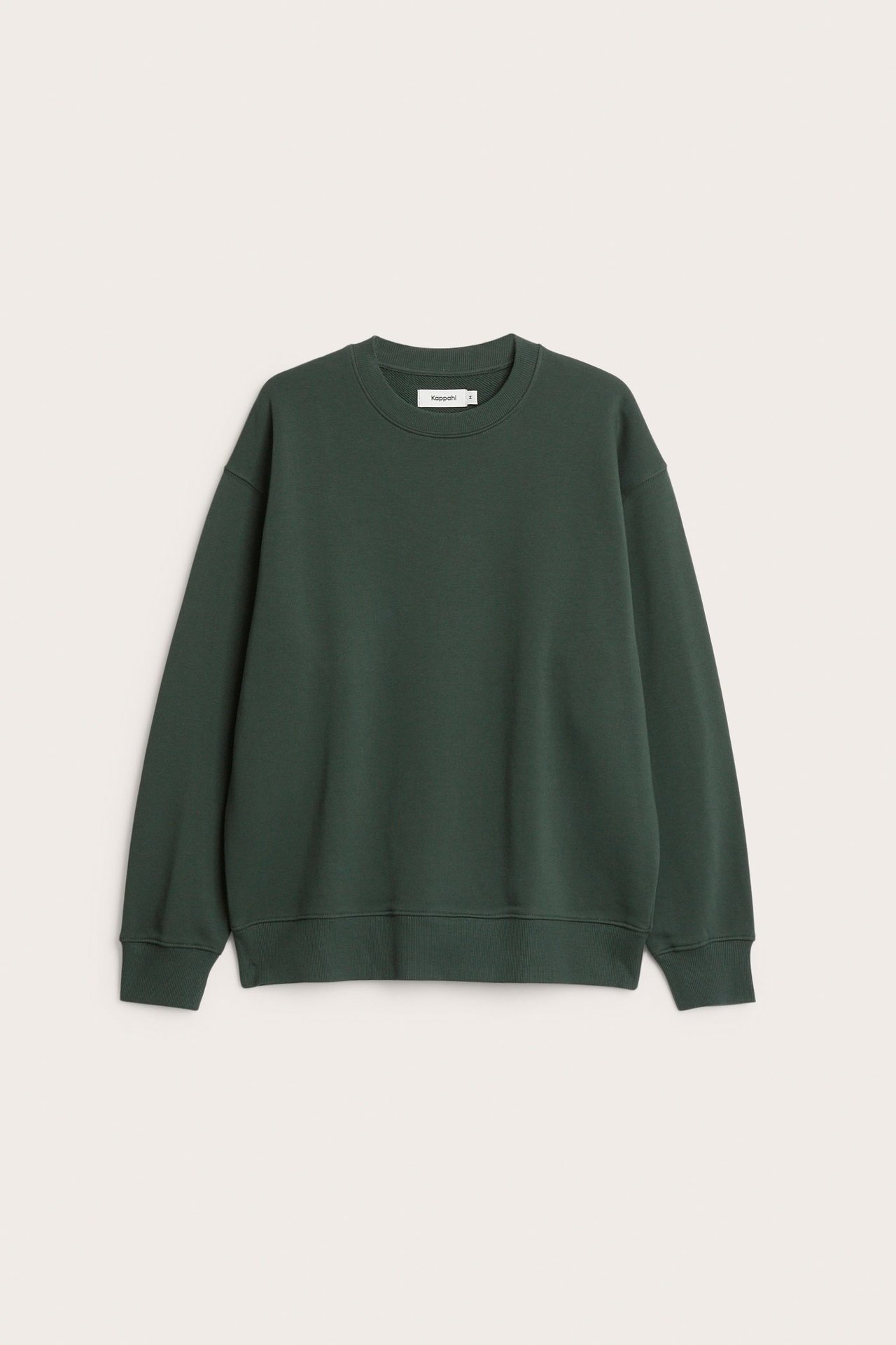 Forfra, en herre oversized mørkegrønn sweatshirt med senkede skuldre, rund hals og ribbestrikkede detaljer.