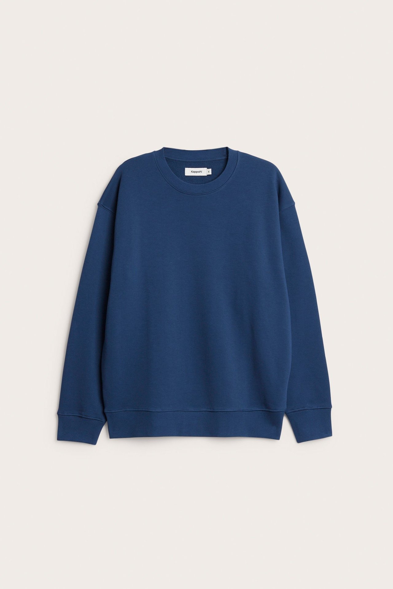 Widok z przodu niebieskiej bluzy oversize z obniżonymi ramionami i prążkowanymi detalami.