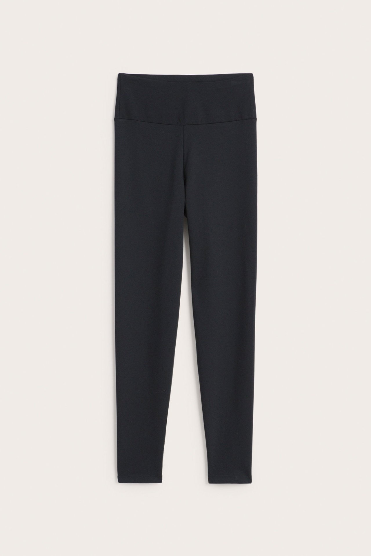 Frontvisning av svarte høywaistede ensfargede leggings i mykt, elastisk stoff.