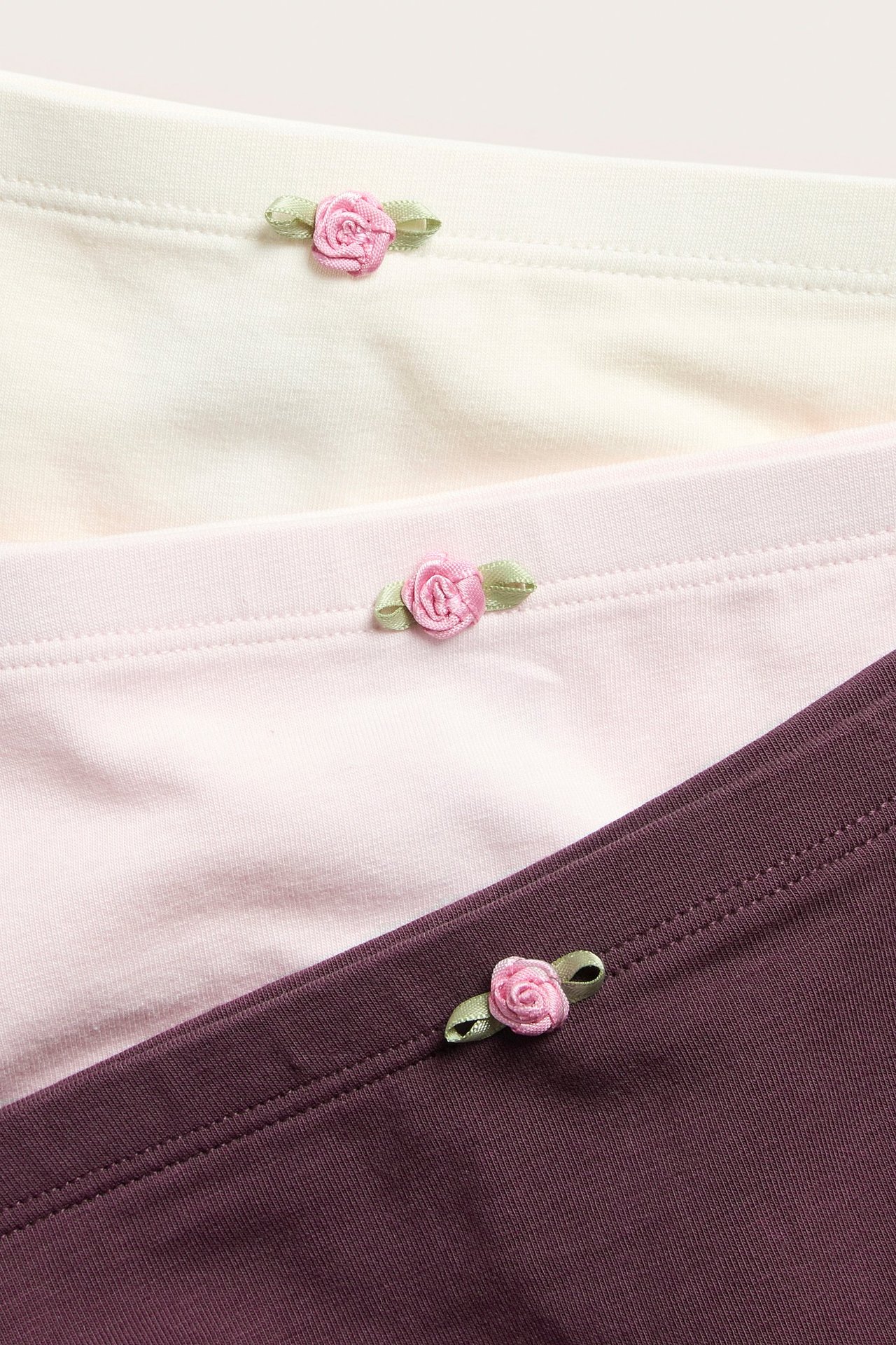 Zestaw trzech jasnoróżowych boxerek z aplikacją róży, jednolite, bawełna i elastan.