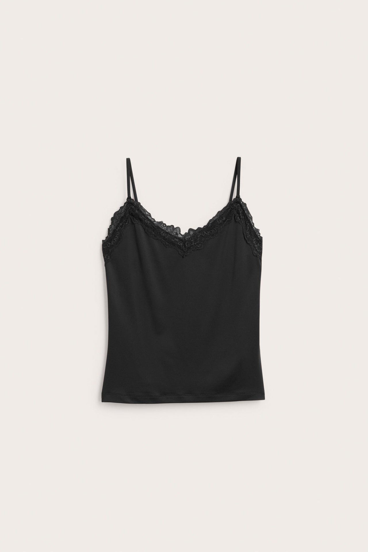 Widok z przodu czarnej damskiej koszulki camisole z koronkowym wykończeniem.