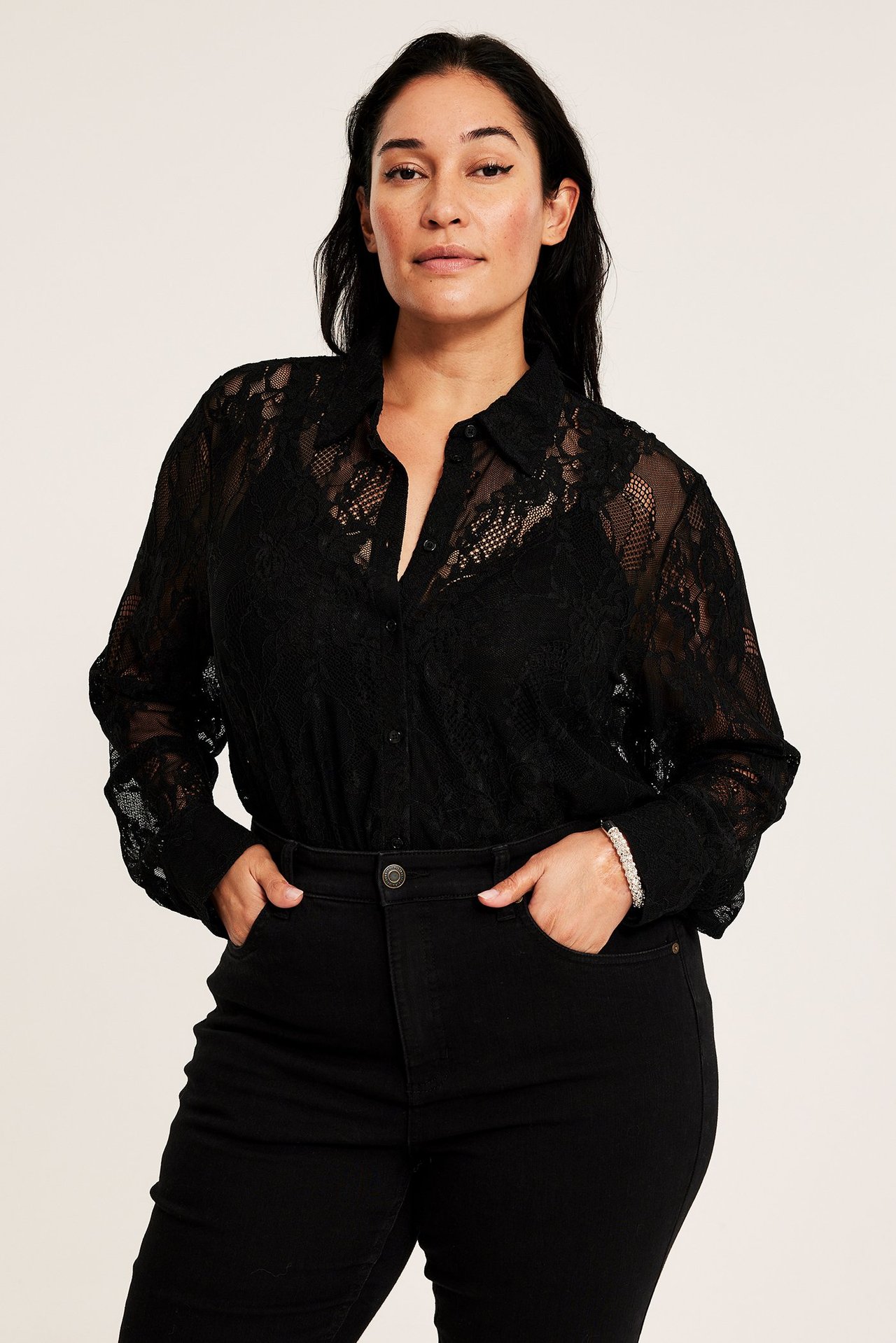 Czarna koronkowa koszula z guzikiem, długi rękaw, jednolita, na białej bluzce, przód