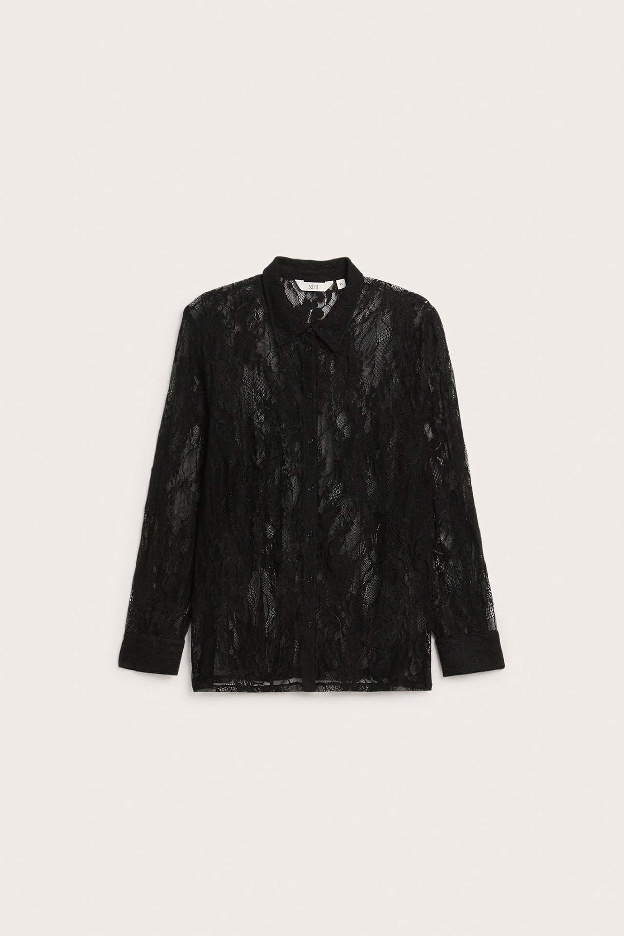 Widok z przodu czarnej, damskiej, koronkowej koszuli z długim rękawem i guzikami.