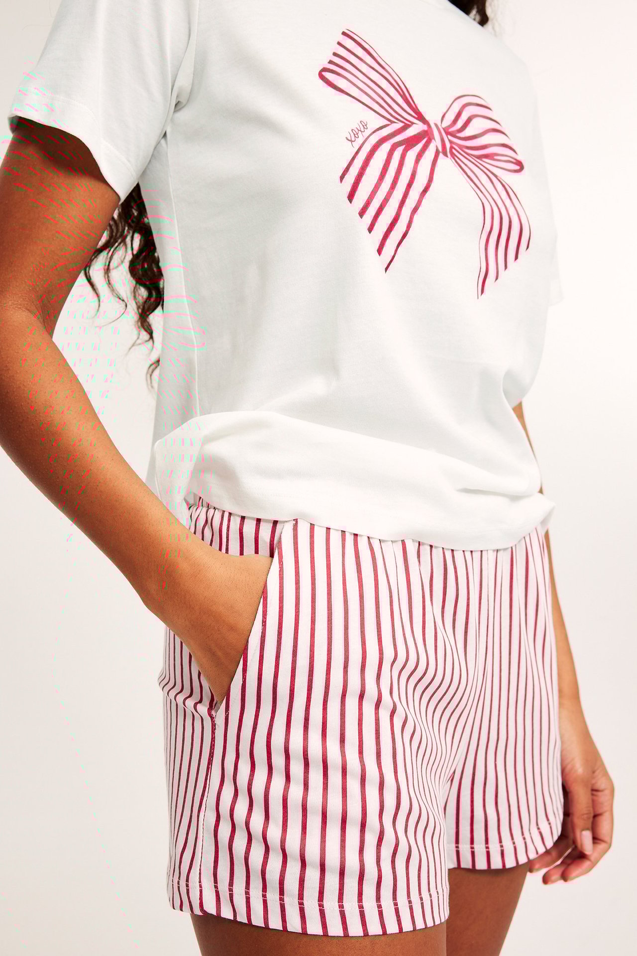 Vaaleanpunaiset pyjamasasuset, etukuvio ja raidalliset shortsit, sivutaskut.