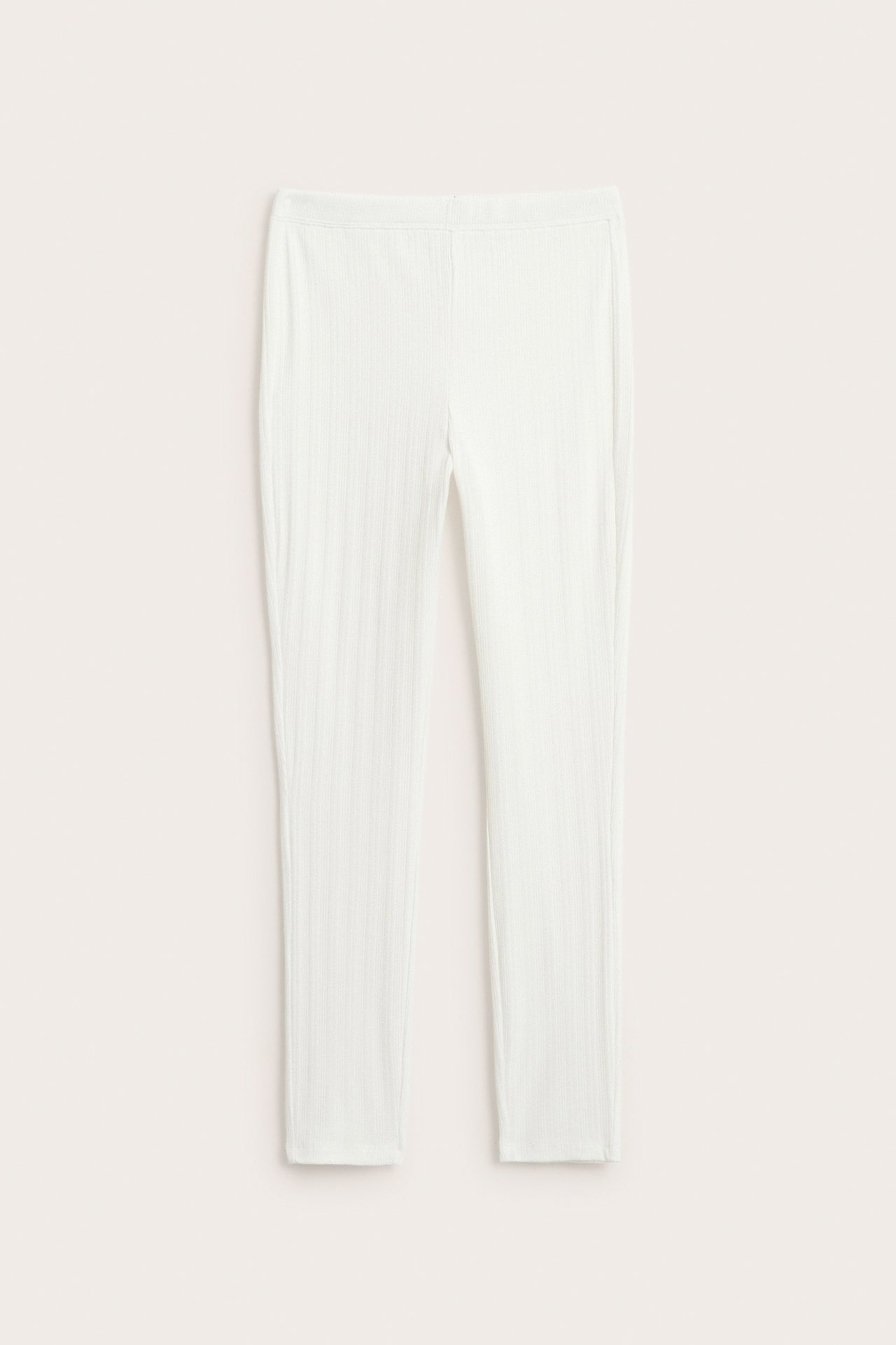 Frontvy av offwhite ribbade pyjamasbyxor i jersey med resår i midjan.