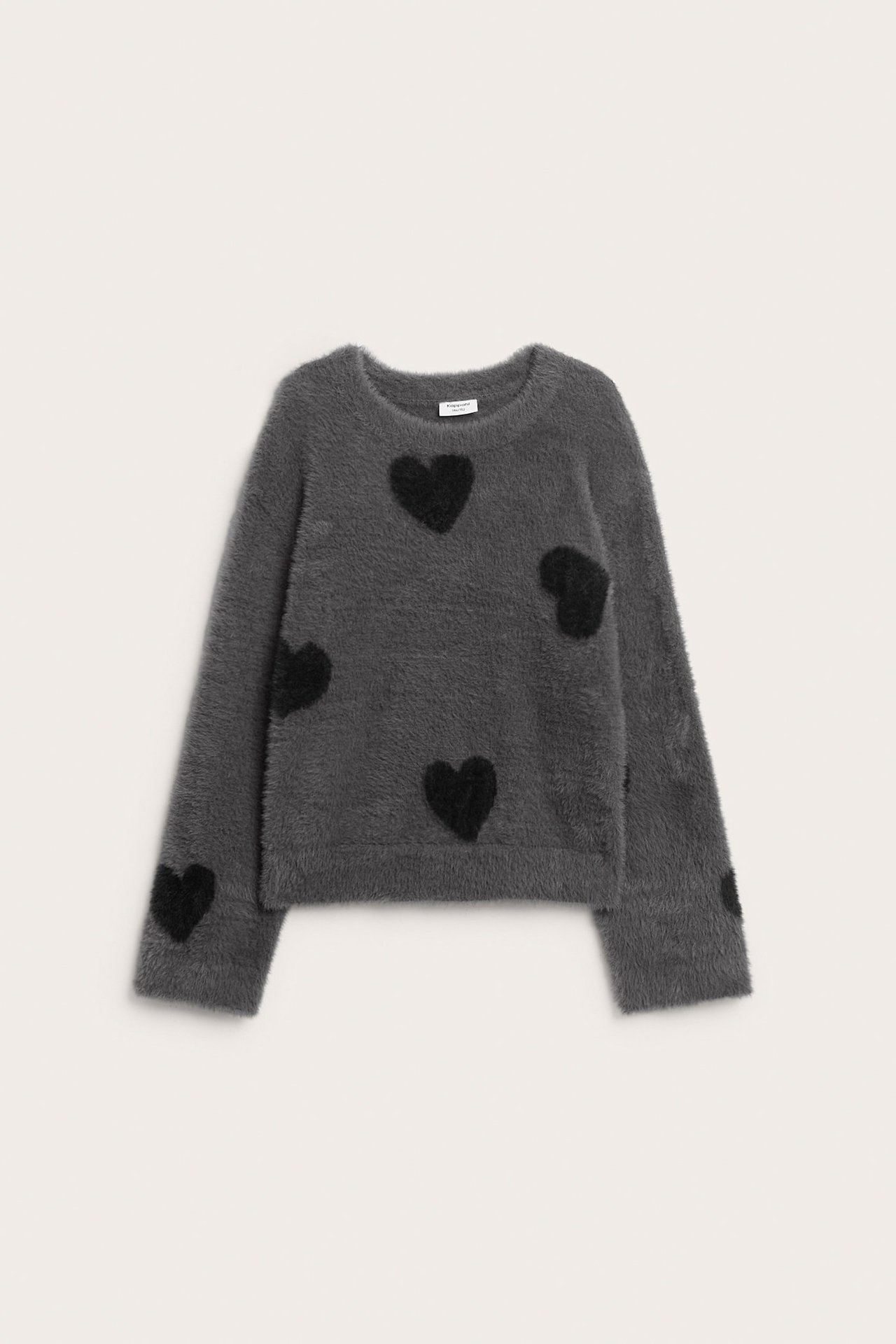 Framsida av en mjuk grå tröja i feather yarn för barn med svarta jacquardhjärtan.